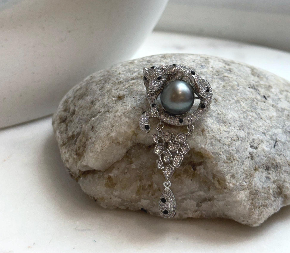 Elly’s Tahitian platinum Ocean Pearl Leopard Brooch pendant 2in1: Extreme luster mirrored, 10.2mm, 2.2x4.7cm, no chain.
