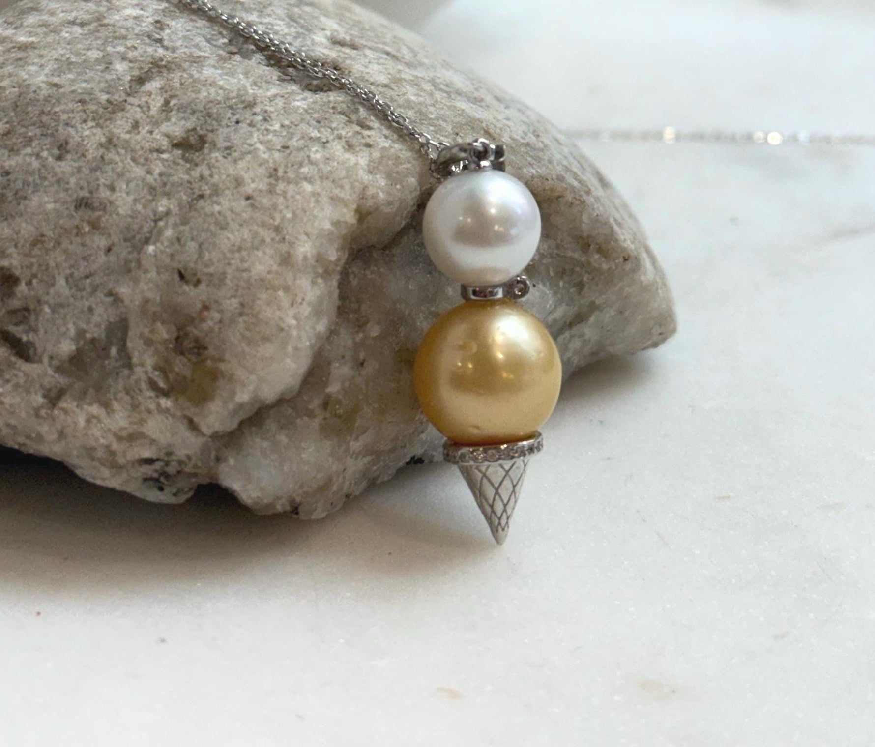 Elly’s Double Genius South sea golden ocean Edison white pearls Pendant: Extreme luster, 4.5cm high, s925 silver pendant.