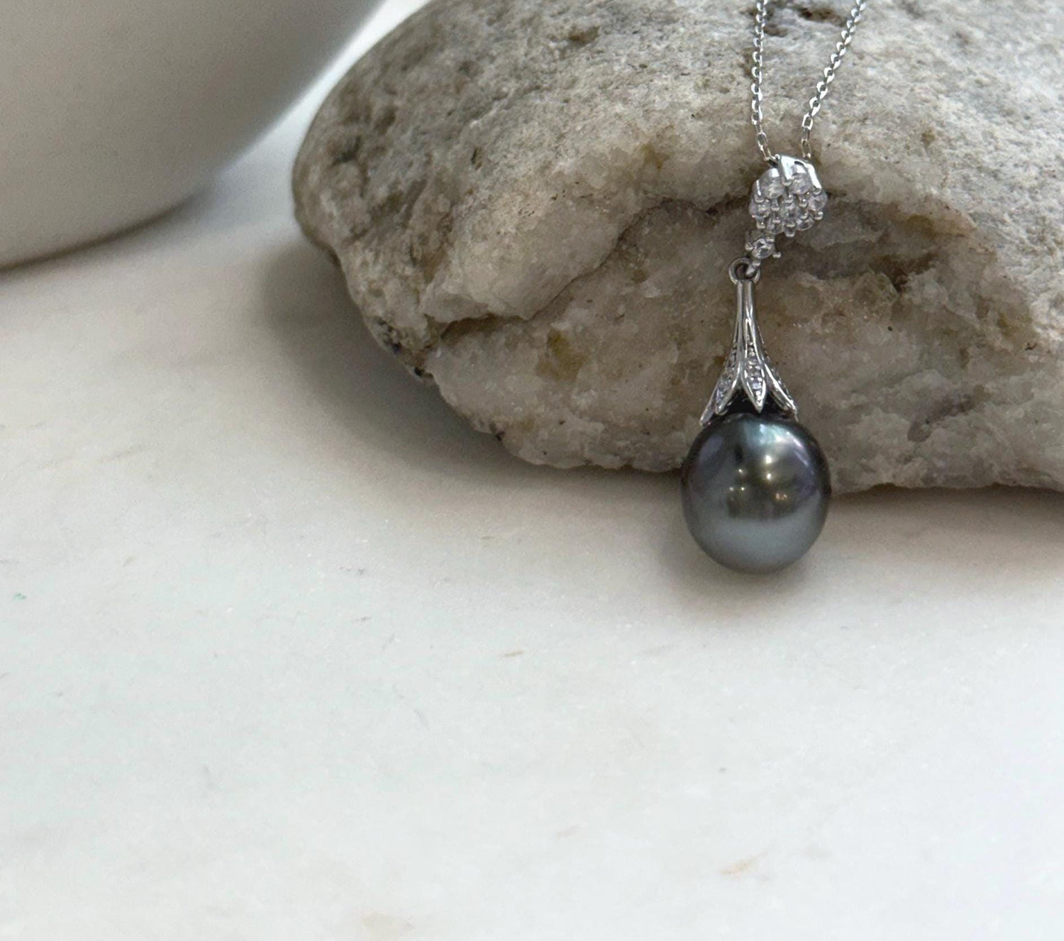 Elly’s 10.7mm Genius Tahitian peacock hunter Ocean Pearl Pendant: Extreme luster mirrored, 3.3cm high, S925 silver cook pendant.
