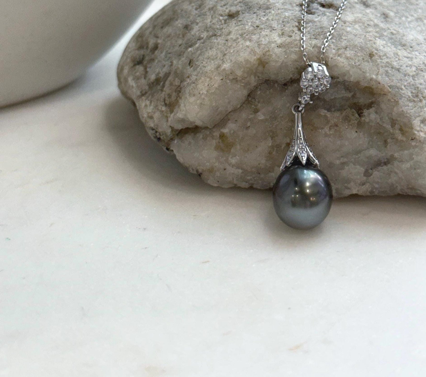 Elly’s 10.7mm Genius Tahitian peacock hunter Ocean Pearl Pendant: Extreme luster mirrored, 3.3cm high, S925 silver cook pendant.