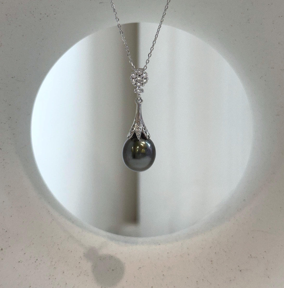 Elly’s 10.7mm Genius Tahitian peacock hunter Ocean Pearl Pendant: Extreme luster mirrored, 3.3cm high, S925 silver cook pendant.
