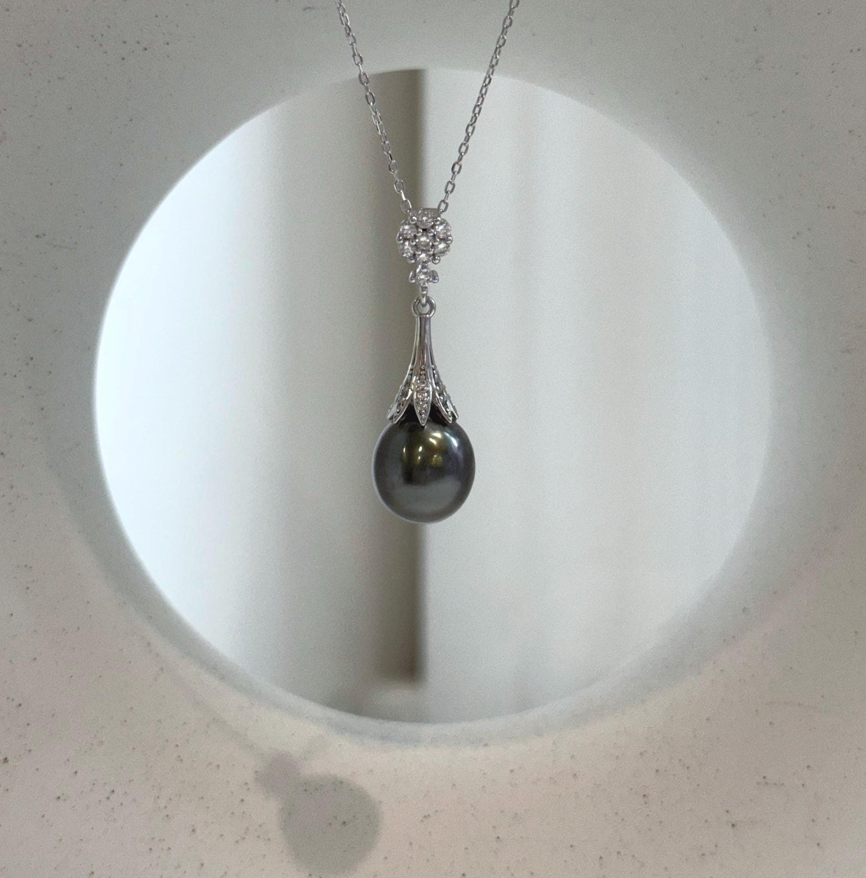 Elly’s 10.7mm Genius Tahitian peacock hunter Ocean Pearl Pendant: Extreme luster mirrored, 3.3cm high, S925 silver cook pendant.