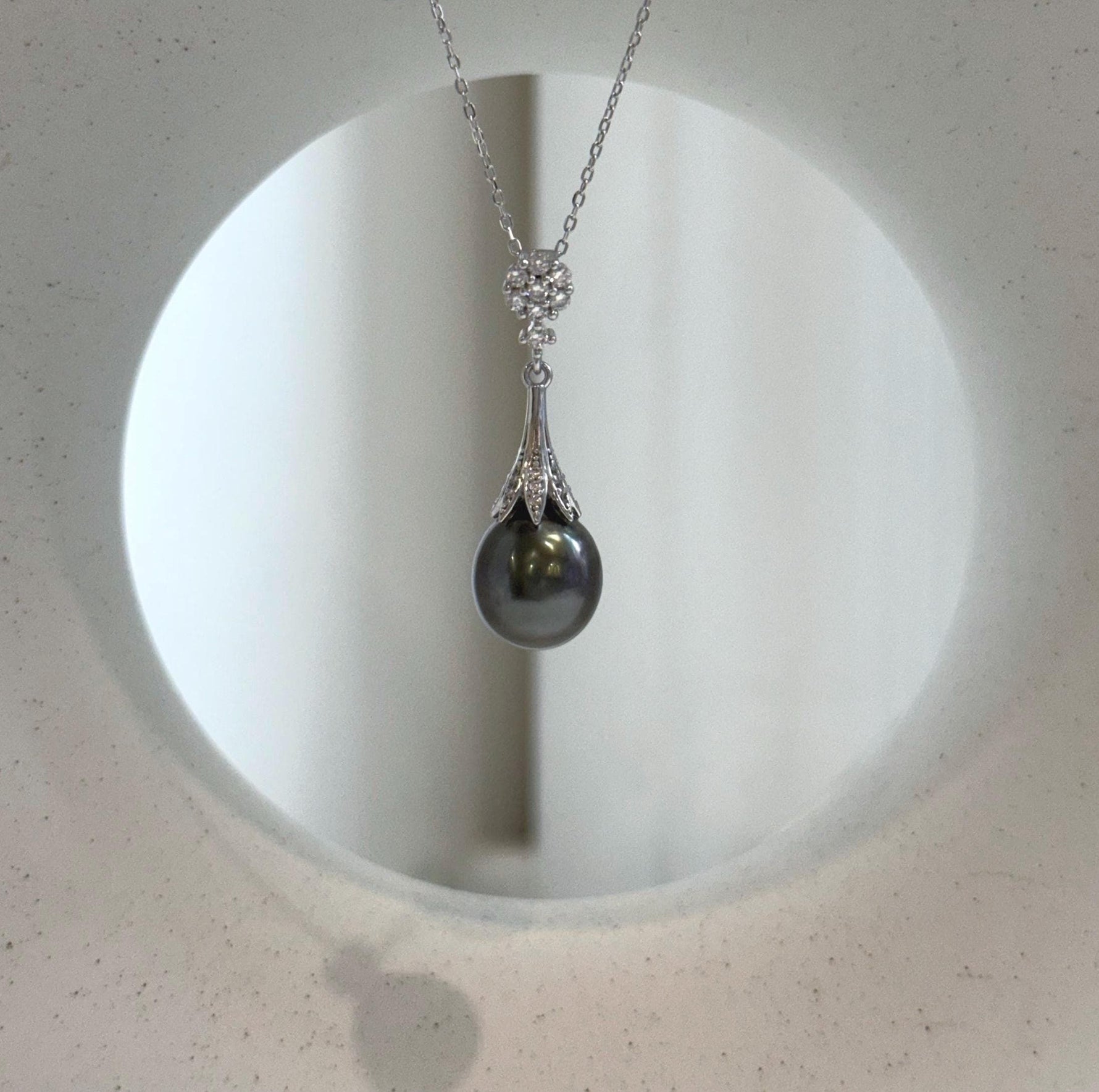 Elly’s 10.7mm Genius Tahitian peacock hunter Ocean Pearl Pendant: Extreme luster mirrored, 3.3cm high, S925 silver cook pendant.
