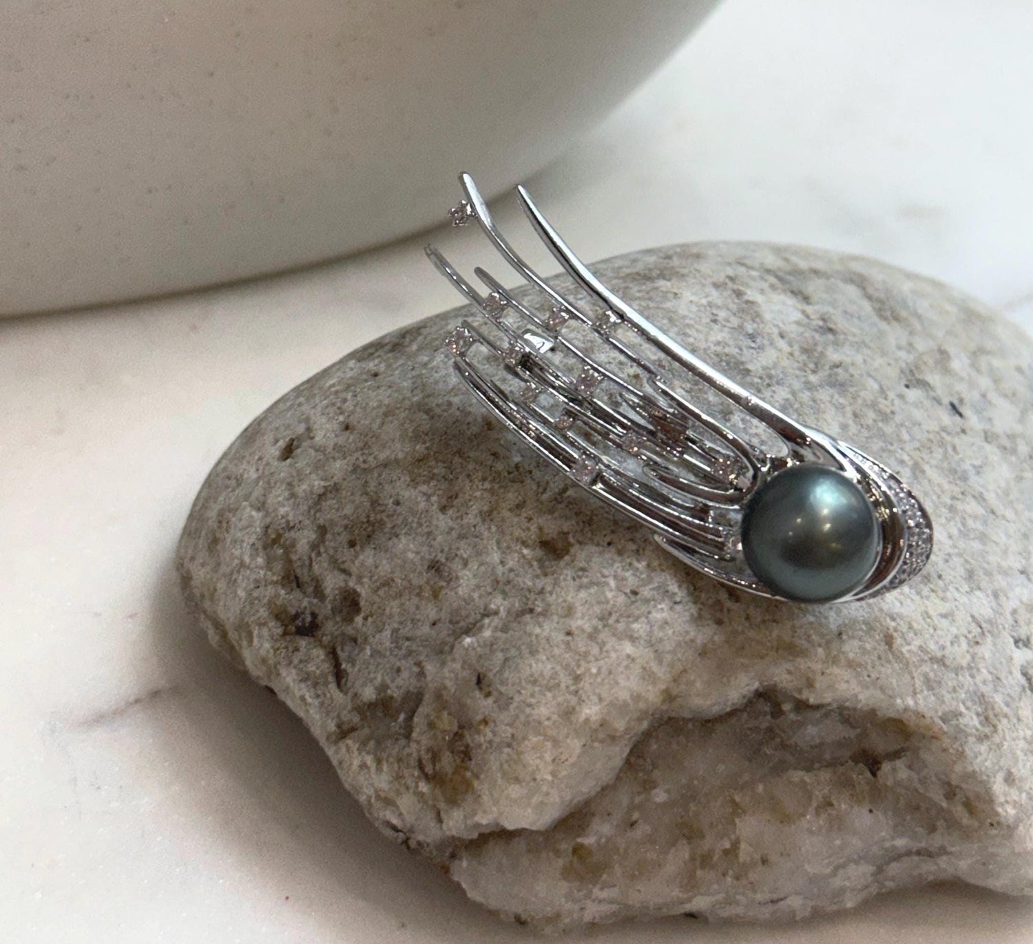 Elly’s Tahitian platinum Ocean Pearl Meteor Brooch pendant 2in1: Extreme luster mirrored, 11.4mm,1.6x5.5cm, no chain.
