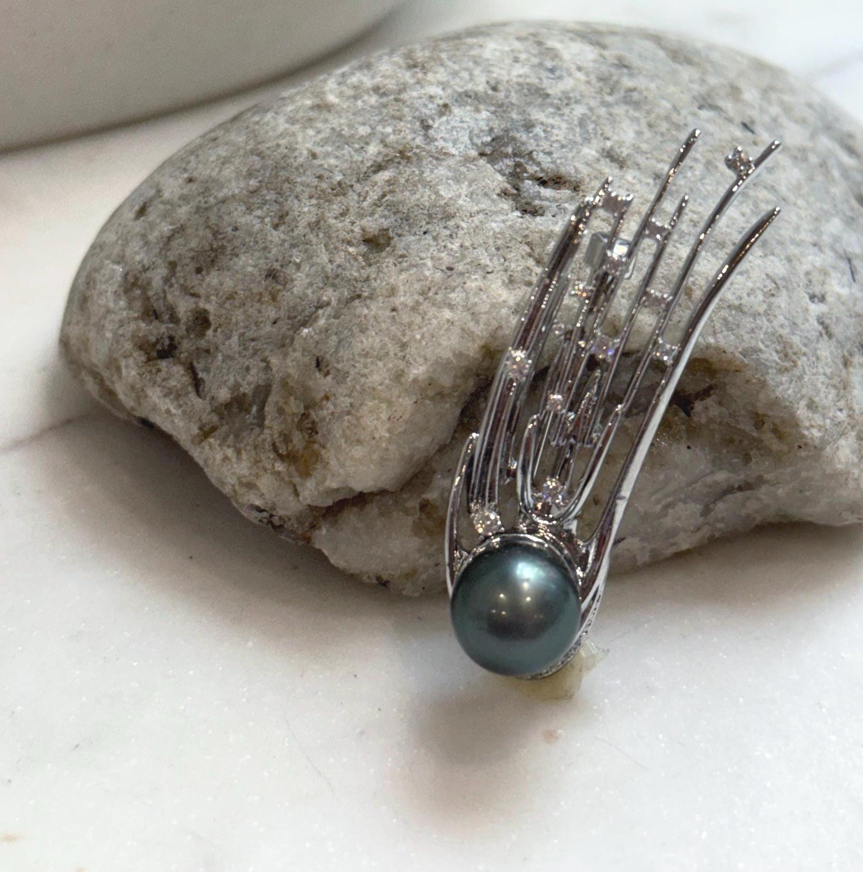 Elly’s Tahitian platinum Ocean Pearl Meteor Brooch pendant 2in1: Extreme luster mirrored, 11.4mm,1.6x5.5cm, no chain.
