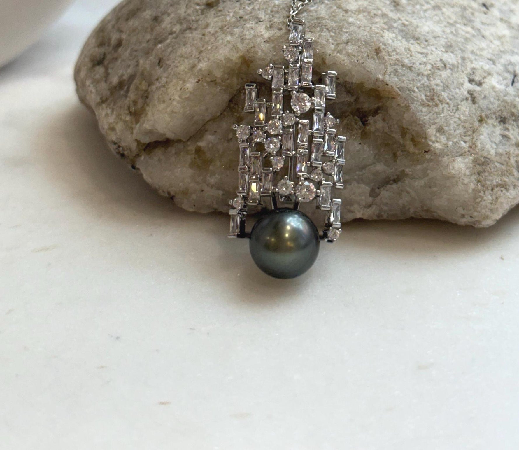 Elly’s 10.2mm Tahitian ocean pearl waterfall brooch pendant 2in1: Extreme luster mirrored, peacock hunter, 1.7x4cm