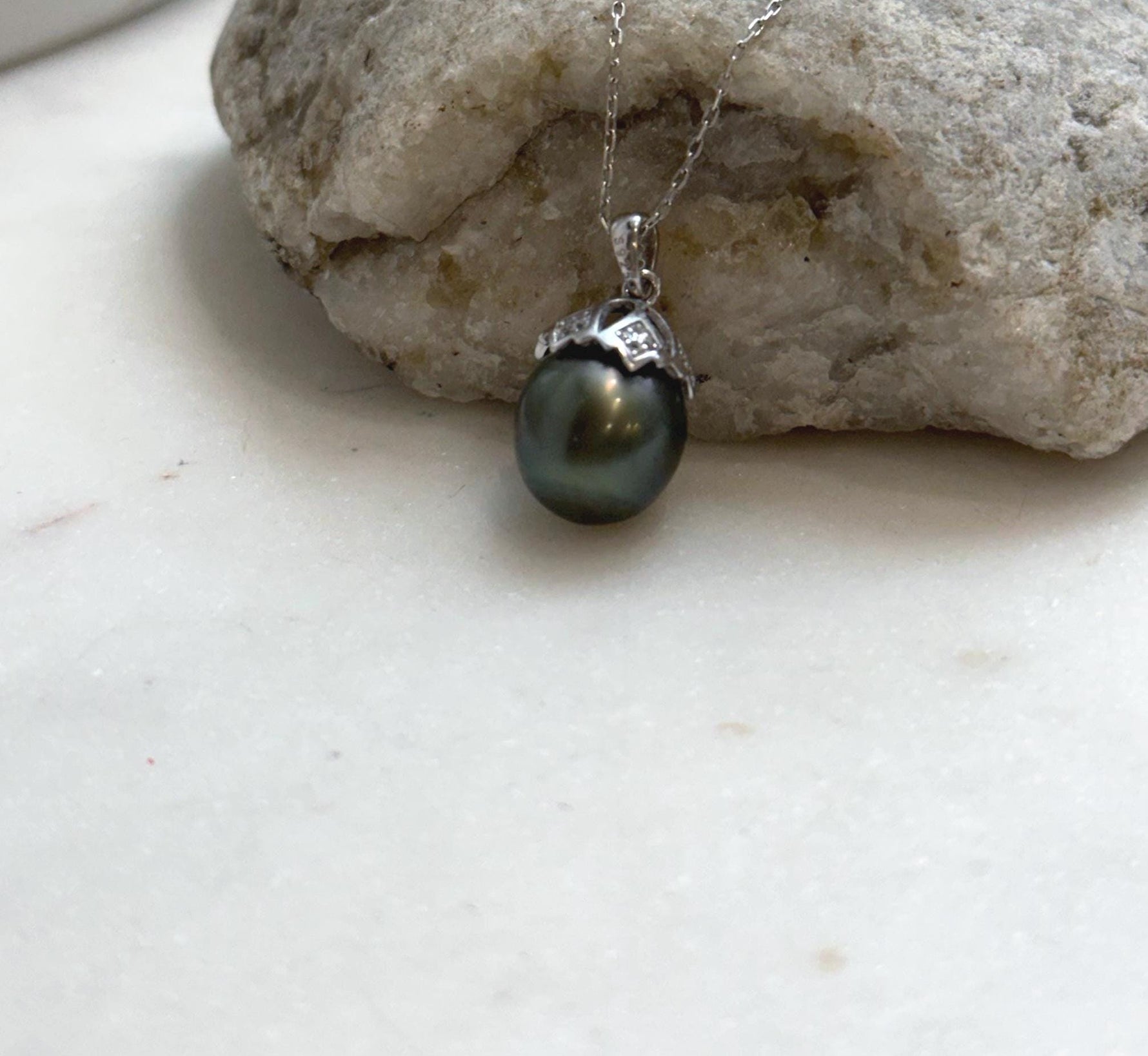 Elly’s 11.6mm Genius Tahitian platinum hunter Ocean Pearl Pendant: Extreme luster mirrored, 2.1cm high, S925 silver pendant.