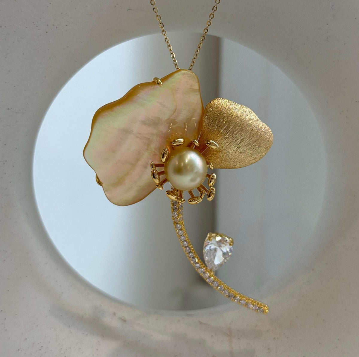 Elly’s Genius South Sea deep Golden Pearl Floral Brooch Pendant 2in1: 9.2mm, extreme luster mirrored, 4.5x6.5cm, No chain.