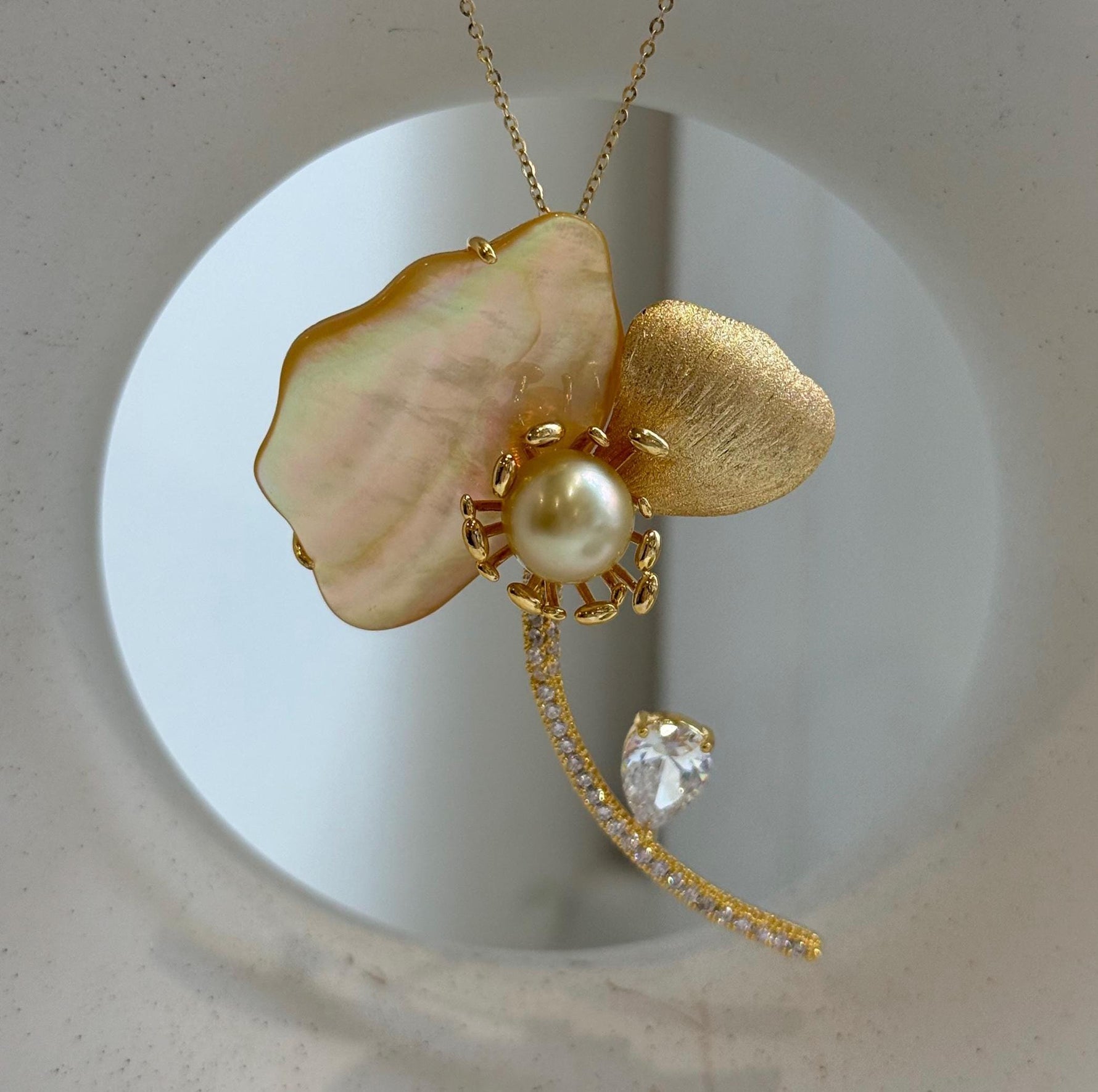 Elly’s Genius South Sea deep Golden Pearl Floral Brooch Pendant 2in1: 9.2mm, extreme luster mirrored, 4.5x6.5cm, No chain.