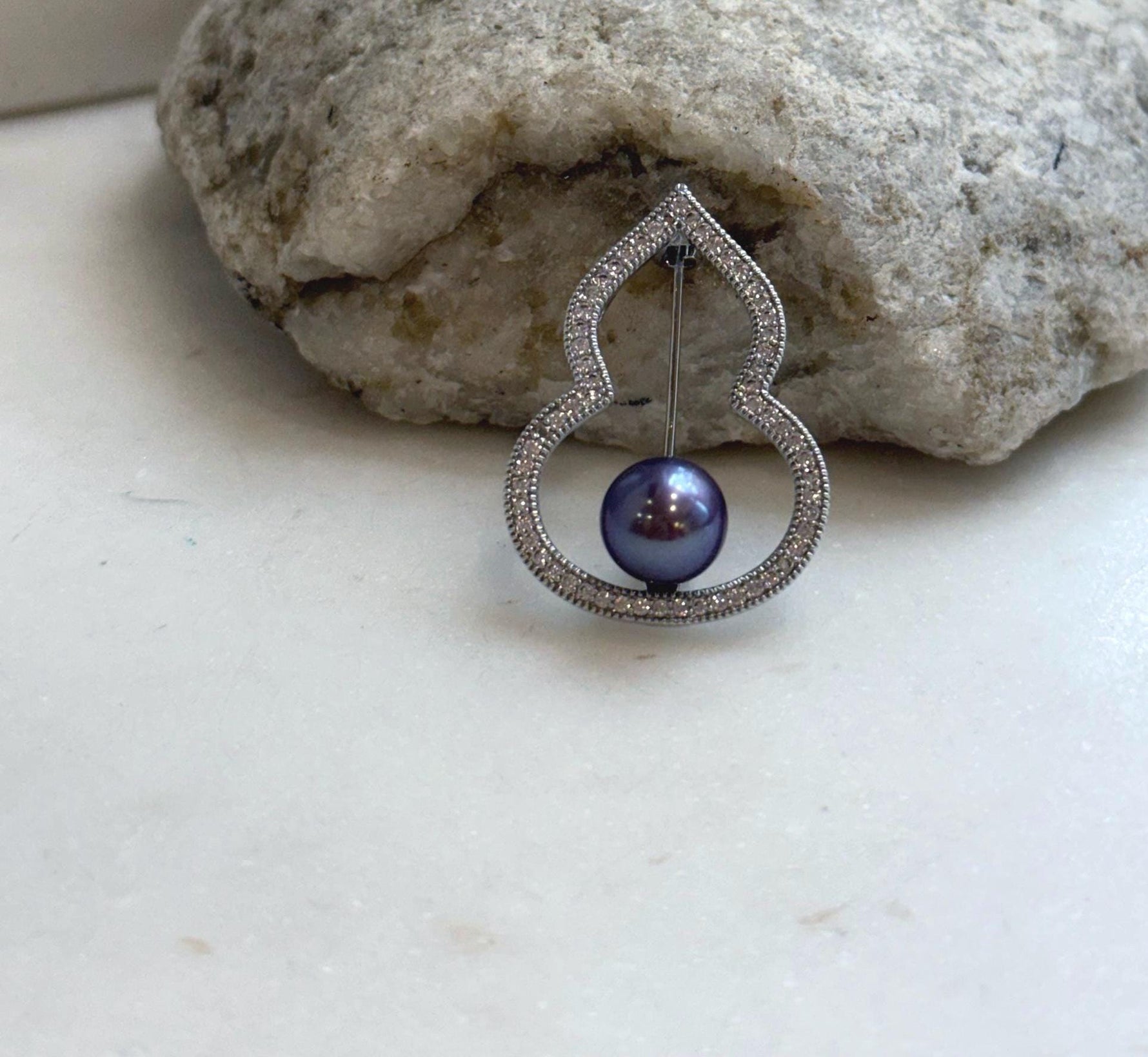 Elly’s purple Pearl Gourd Brooch pendant 2in1: Extreme luster mirrored, 8.8mm, 2.5x3.4cm