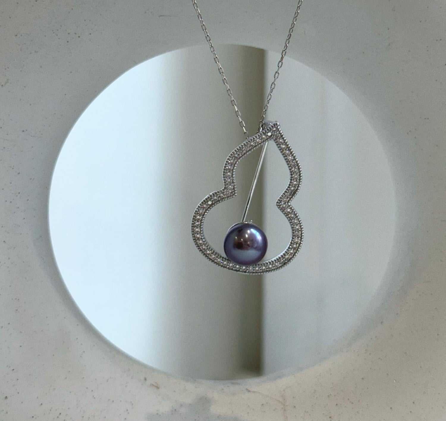 Elly’s purple Pearl Gourd Brooch pendant 2in1: Extreme luster mirrored, 8.8mm, 2.5x3.4cm