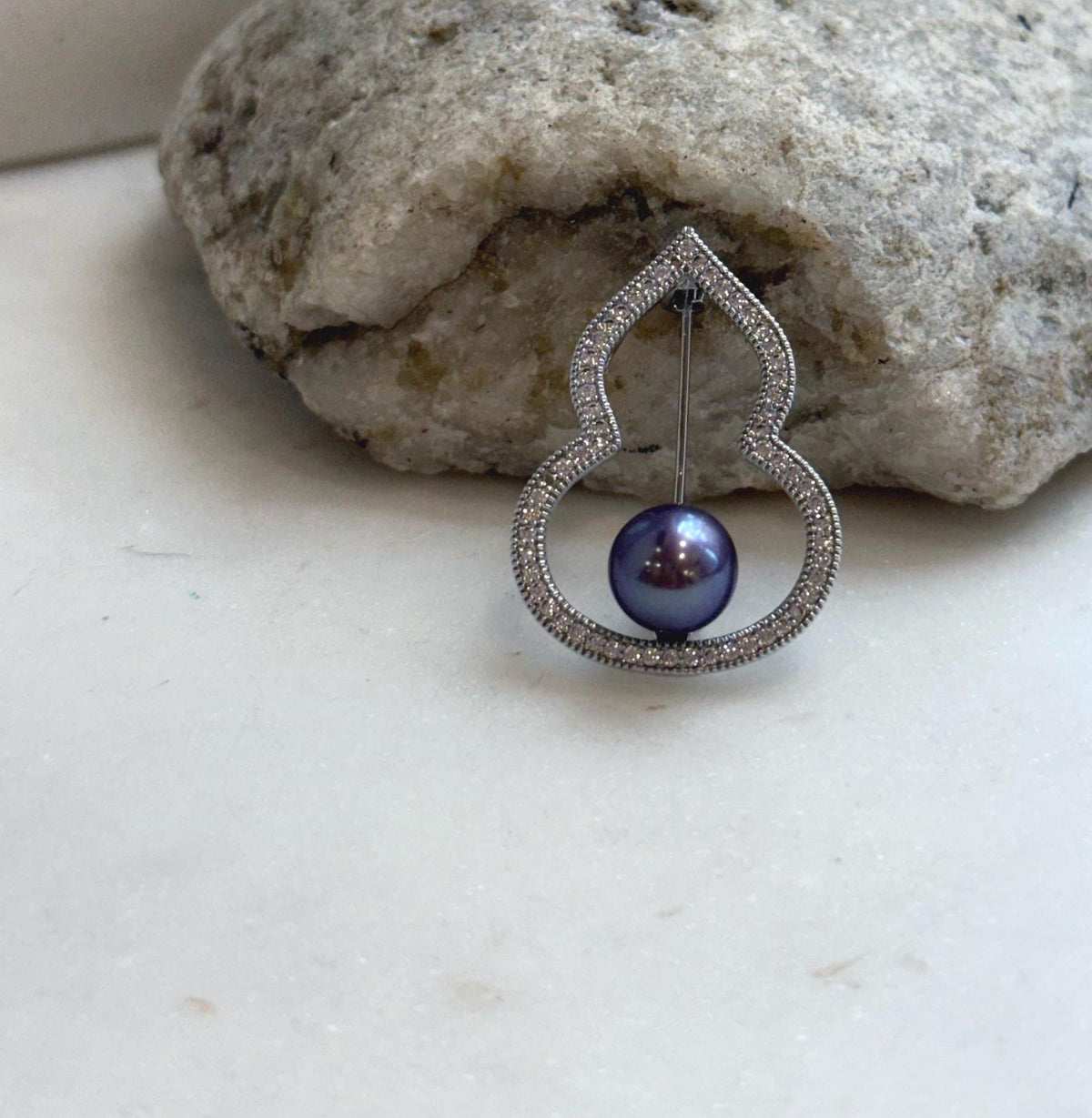 Elly’s purple Pearl Gourd Brooch pendant 2in1: Extreme luster mirrored, 8.8mm, 2.5x3.4cm