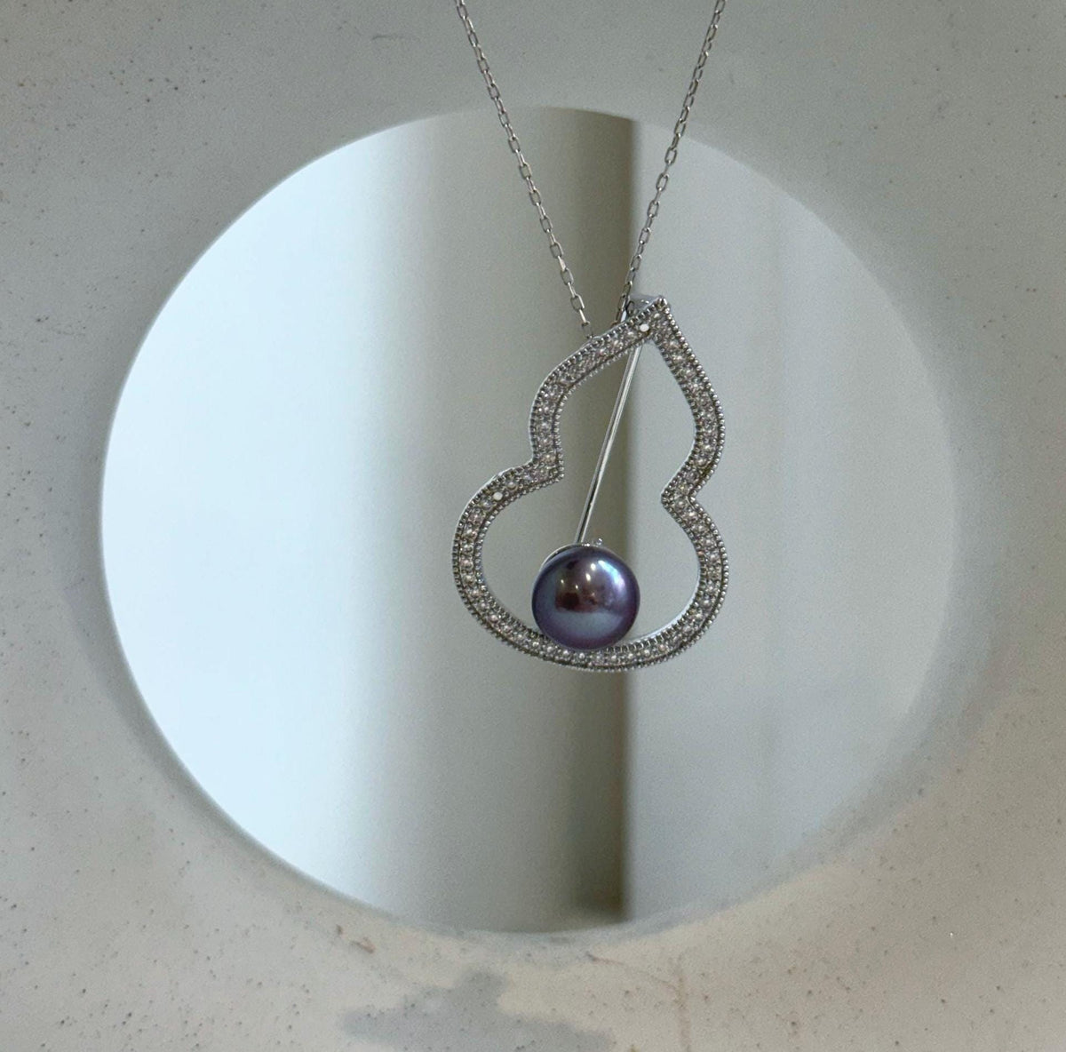 Elly’s purple Pearl Gourd Brooch pendant 2in1: Extreme luster mirrored, 8.8mm, 2.5x3.4cm