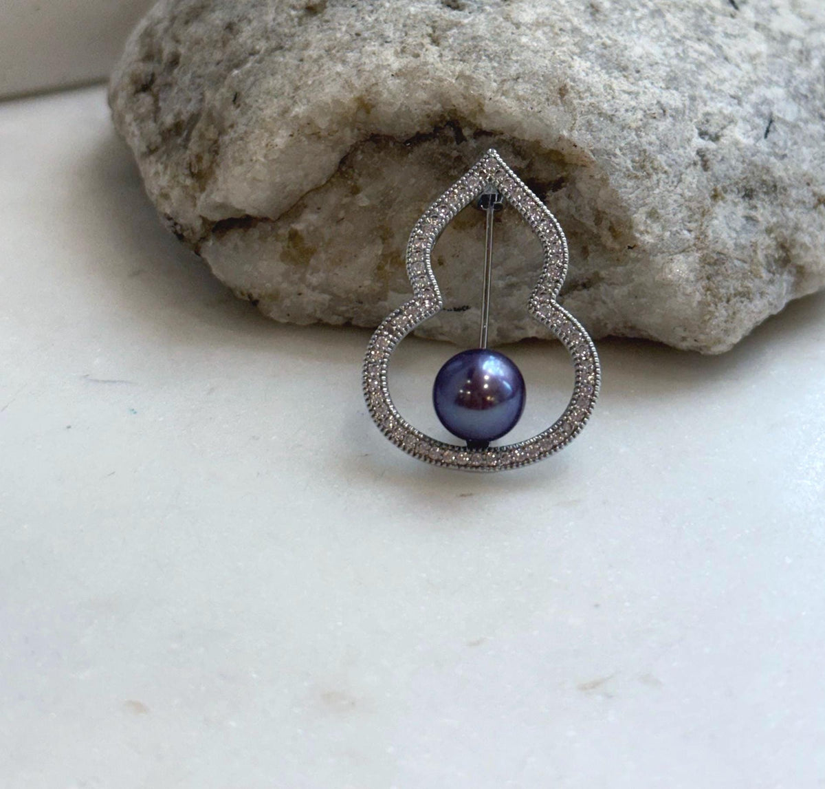 Elly’s purple Pearl Gourd Brooch pendant 2in1: Extreme luster mirrored, 8.8mm, 2.5x3.4cm