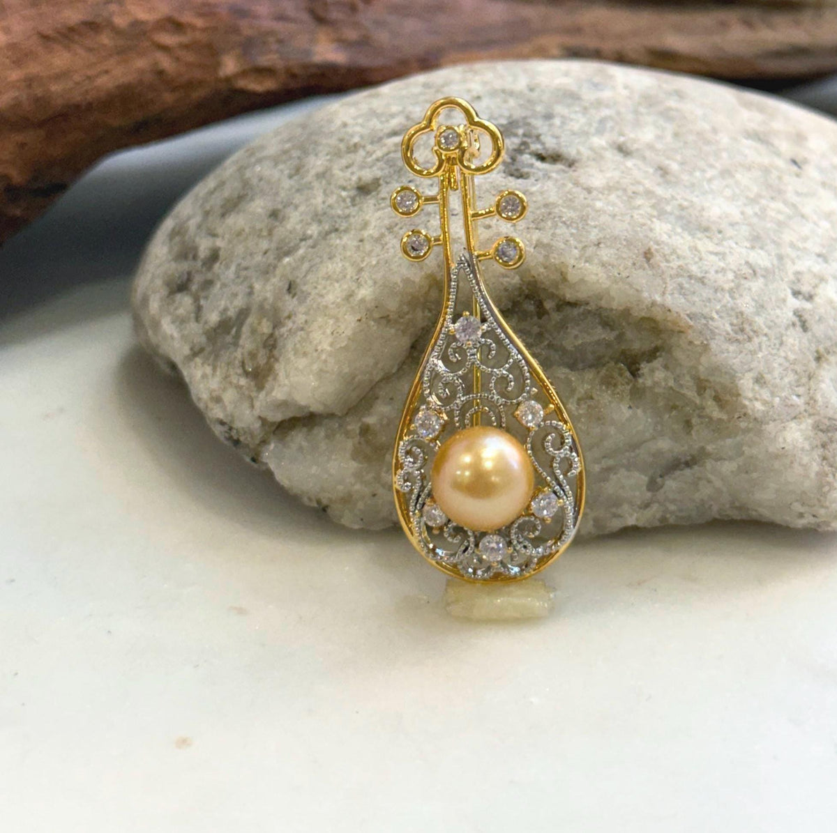 9.3mm Edison Golden Pearl Pipa Instrument Brooch: Extreme luster, 1.8x4.6cm.