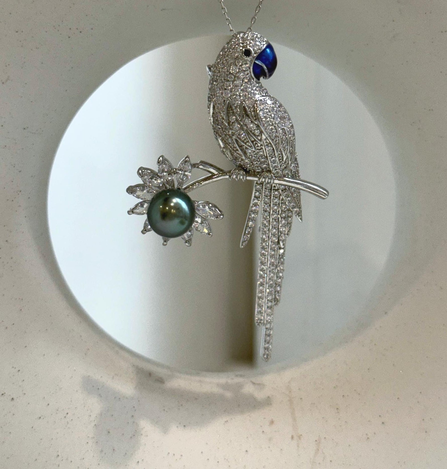 Elly’s 9.5mm Tahitian peacock green Ocean parrot Brooch Pendant 2in1: Extreme Luster mirrored, 4.2x7.3cm, no chain.