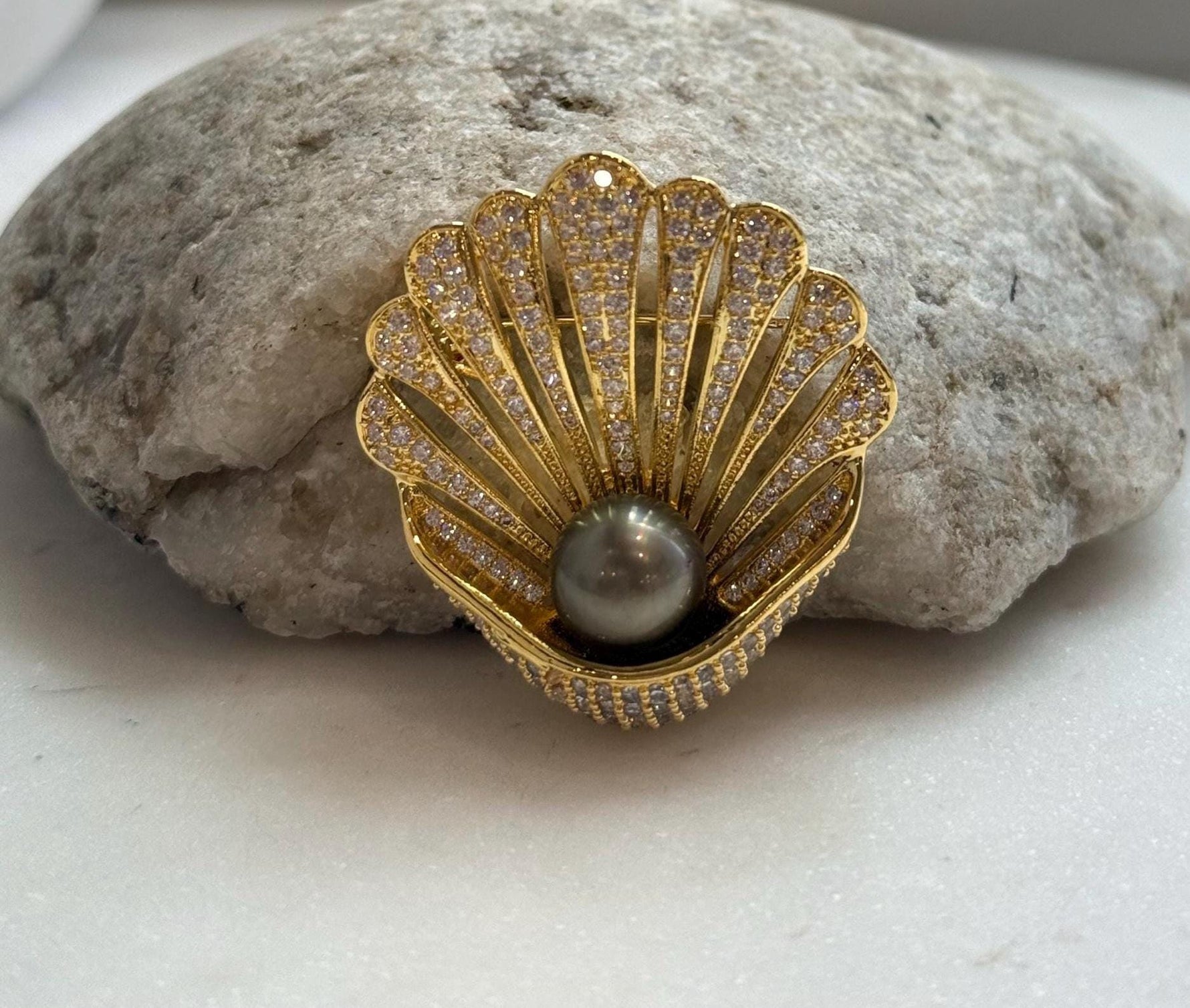 Elly’s 10mm Tahitian pistachio  Avocado Ocean Shell Brooch Pendant 2in1: Extreme Luster mirrored, 3.5x4cm
