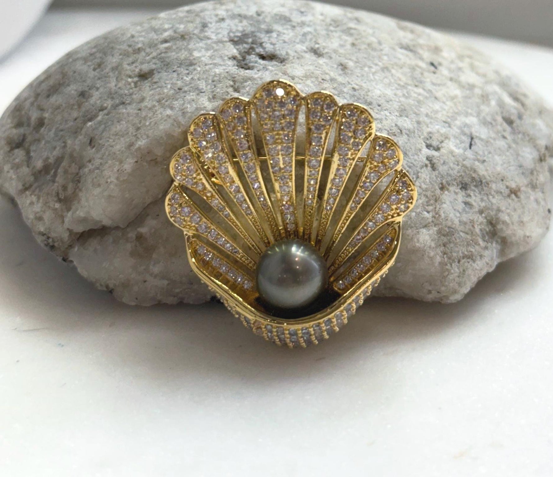 Elly’s 10mm Tahitian pistachio  Avocado Ocean Shell Brooch Pendant 2in1: Extreme Luster mirrored, 3.5x4cm