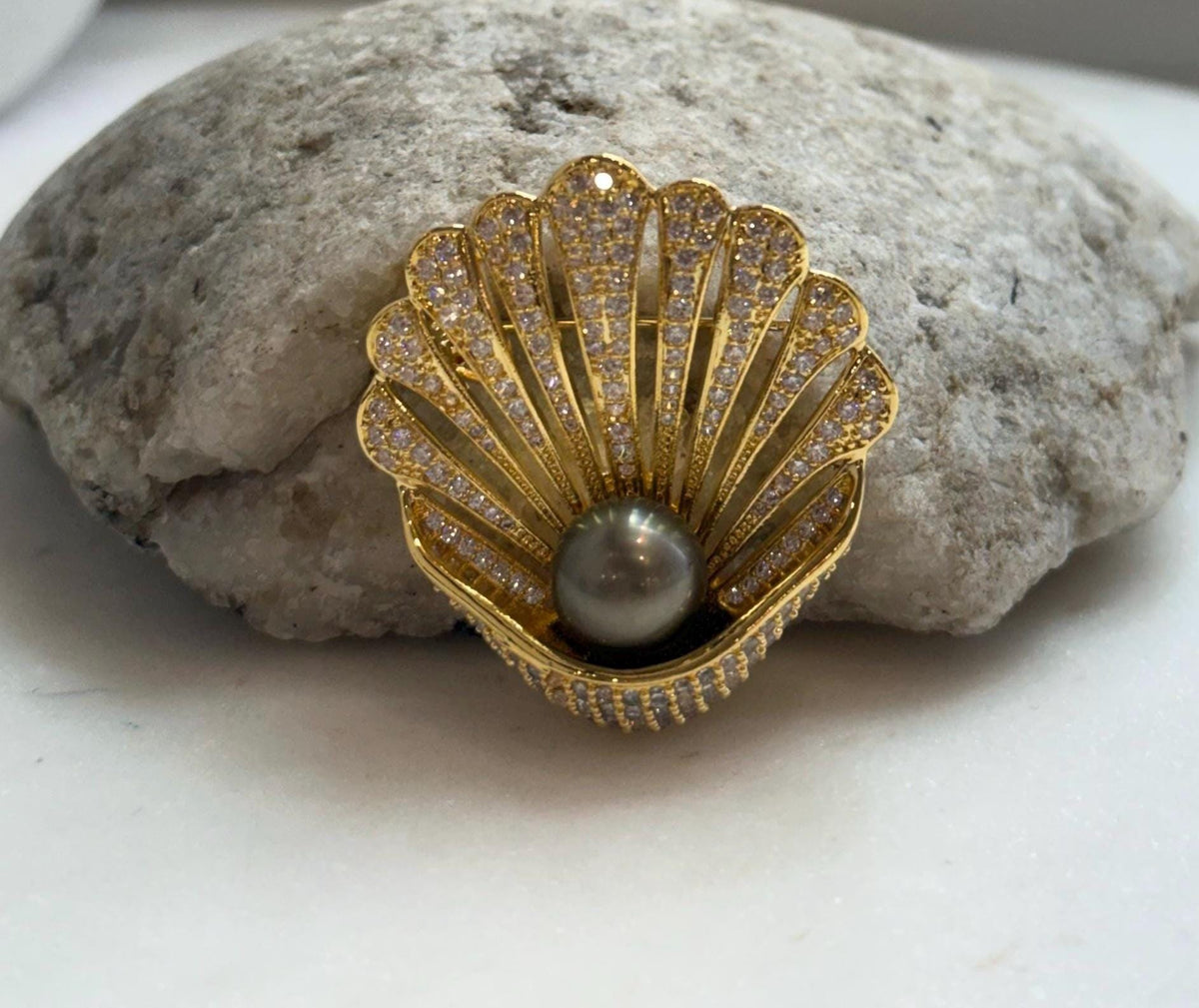 Elly’s 10mm Tahitian pistachio  Avocado Ocean Shell Brooch Pendant 2in1: Extreme Luster mirrored, 3.5x4cm
