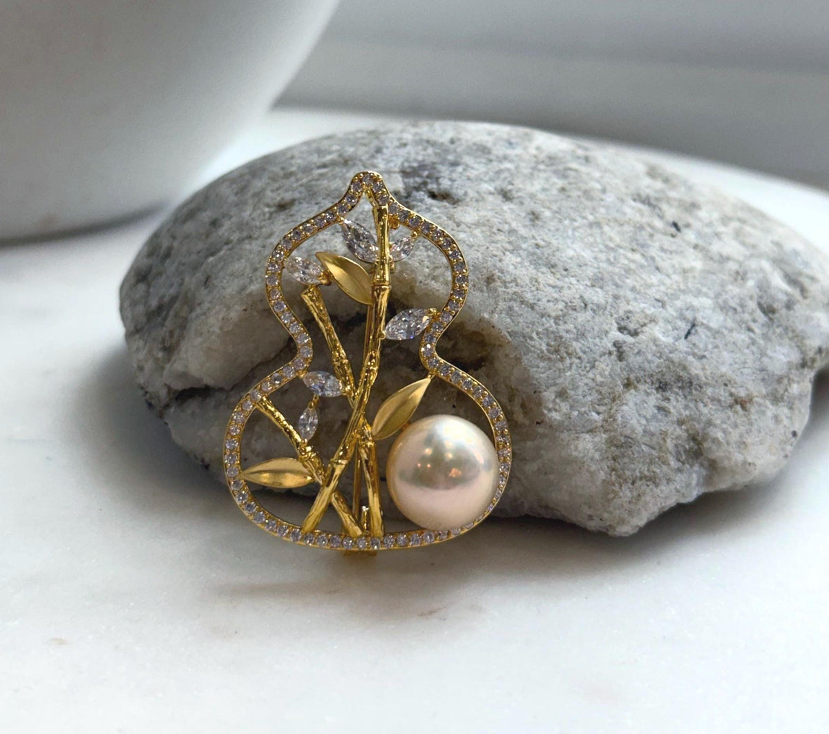 Elly’s 11.9mm Edison peach gold pearl Gourd brooch pendant 2in1: Extreme luster mirrored, 3x4cm.