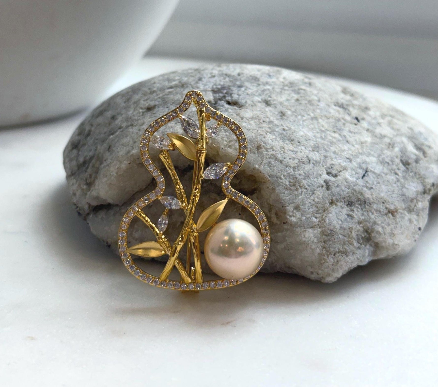 Elly’s 11.9mm Edison peach gold pearl Gourd brooch pendant 2in1: Extreme luster mirrored, 3x4cm.