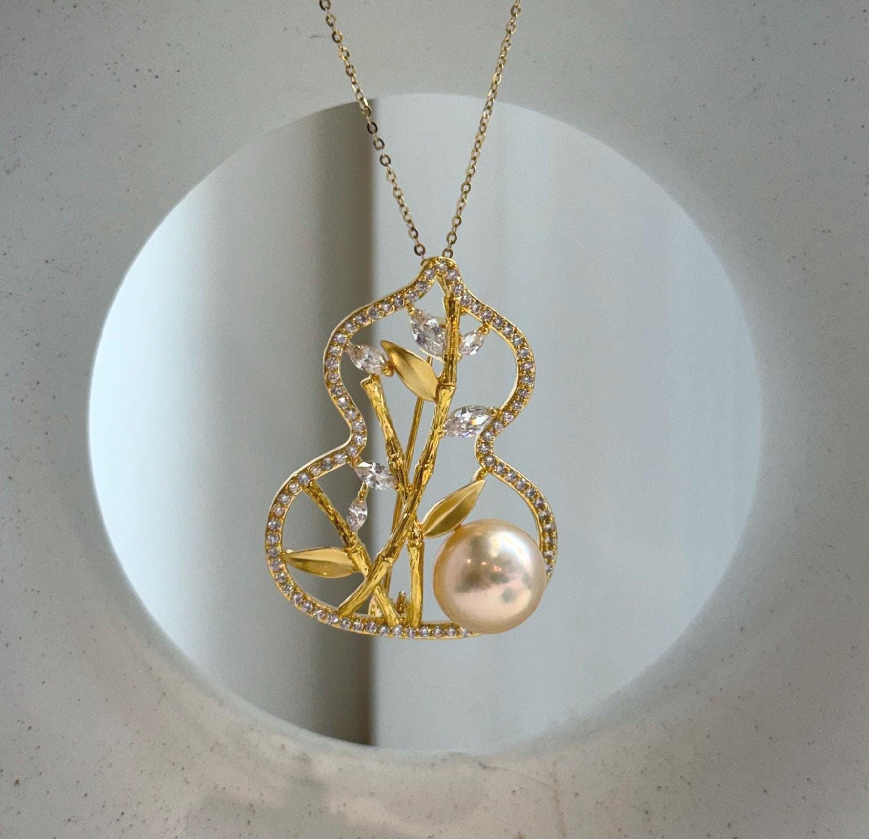 Elly’s 11.9mm Edison peach gold pearl Gourd brooch pendant 2in1: Extreme luster mirrored, 3x4cm.