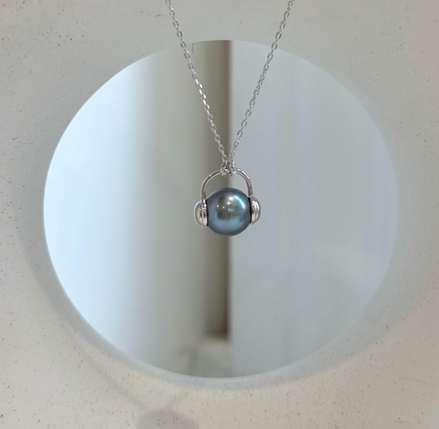 Elly’s 9.5mm Tahitian platinum blue ocean Pearl pendant: Extreme luster mirrored, S925 silver Headphone pendant, 1.3x1.3cm.