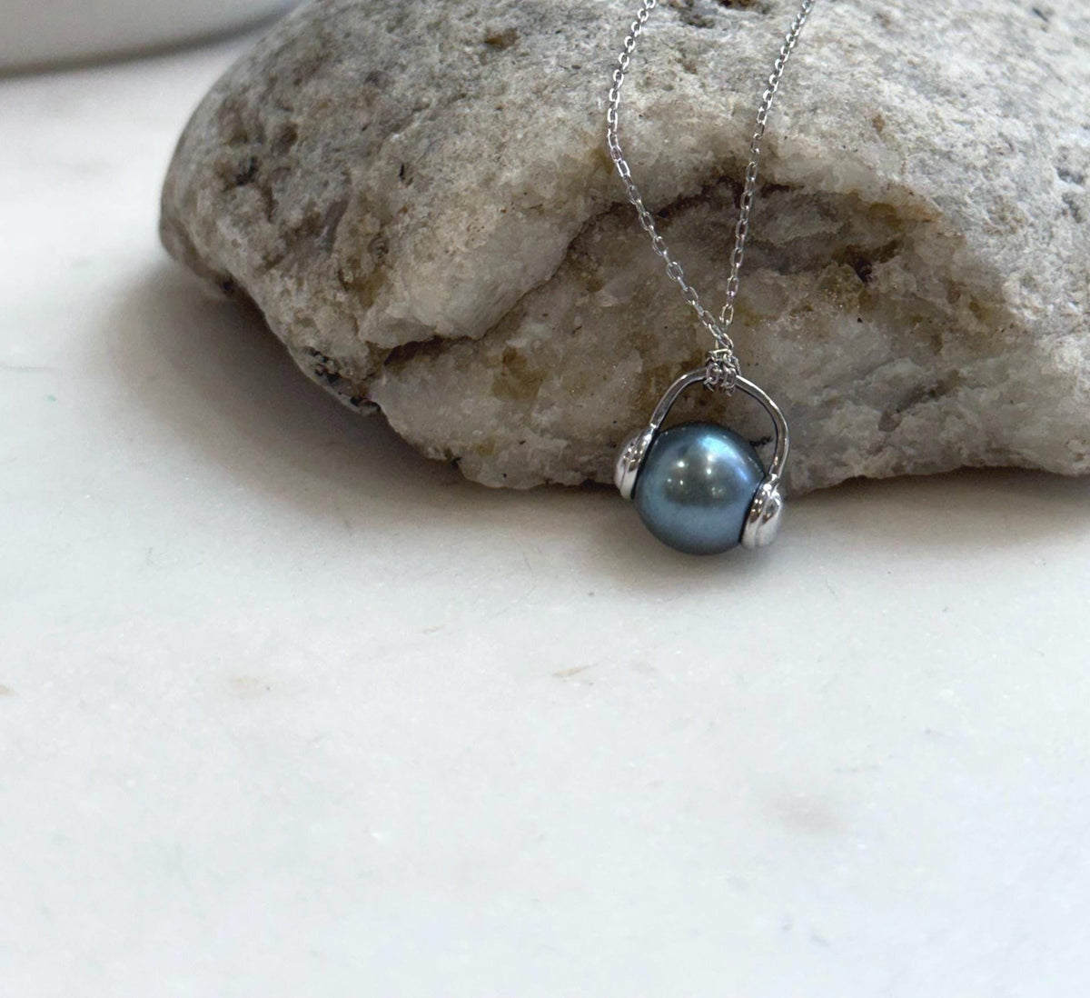 Elly’s 9.5mm Tahitian platinum blue ocean Pearl pendant: Extreme luster mirrored, S925 silver Headphone pendant, 1.3x1.3cm.