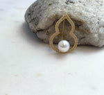 Elly’s Edison White Pearl Gourd Brooch Pendant 2in1: Extreme luster mirrored, 9.7mm, 2.3x3.3cm, no chain.