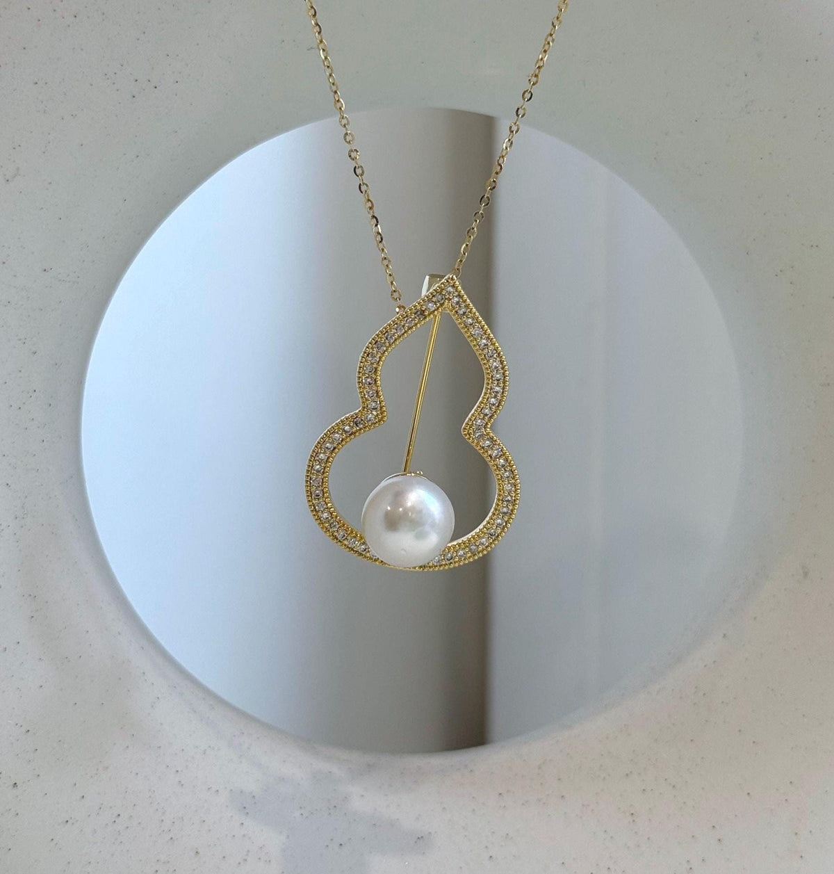 Elly’s Edison White Pearl Gourd Brooch Pendant 2in1: Extreme luster mirrored, 9.7mm, 2.3x3.3cm, no chain.