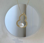 Elly’s Edison White Pearl Gourd Brooch Pendant 2in1: Extreme luster mirrored, 9.7mm, 2.3x3.3cm, no chain.