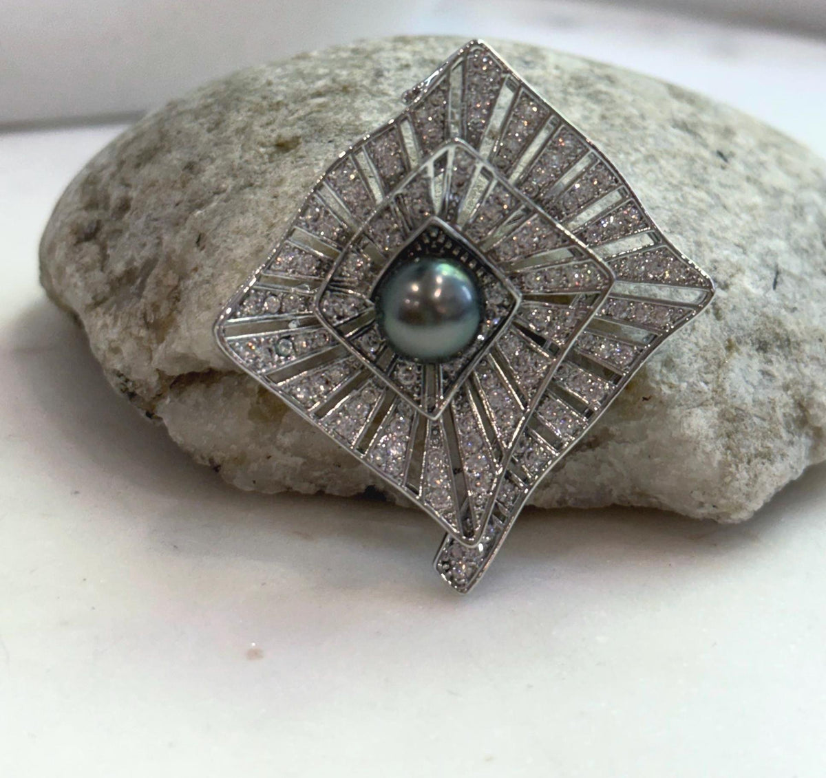 Elly’s peacock green Tahitian ocean Pearl Vintage Brooch Pendant 2in1: Extreme luster, 9.6mm, 3.5x3.8cm.