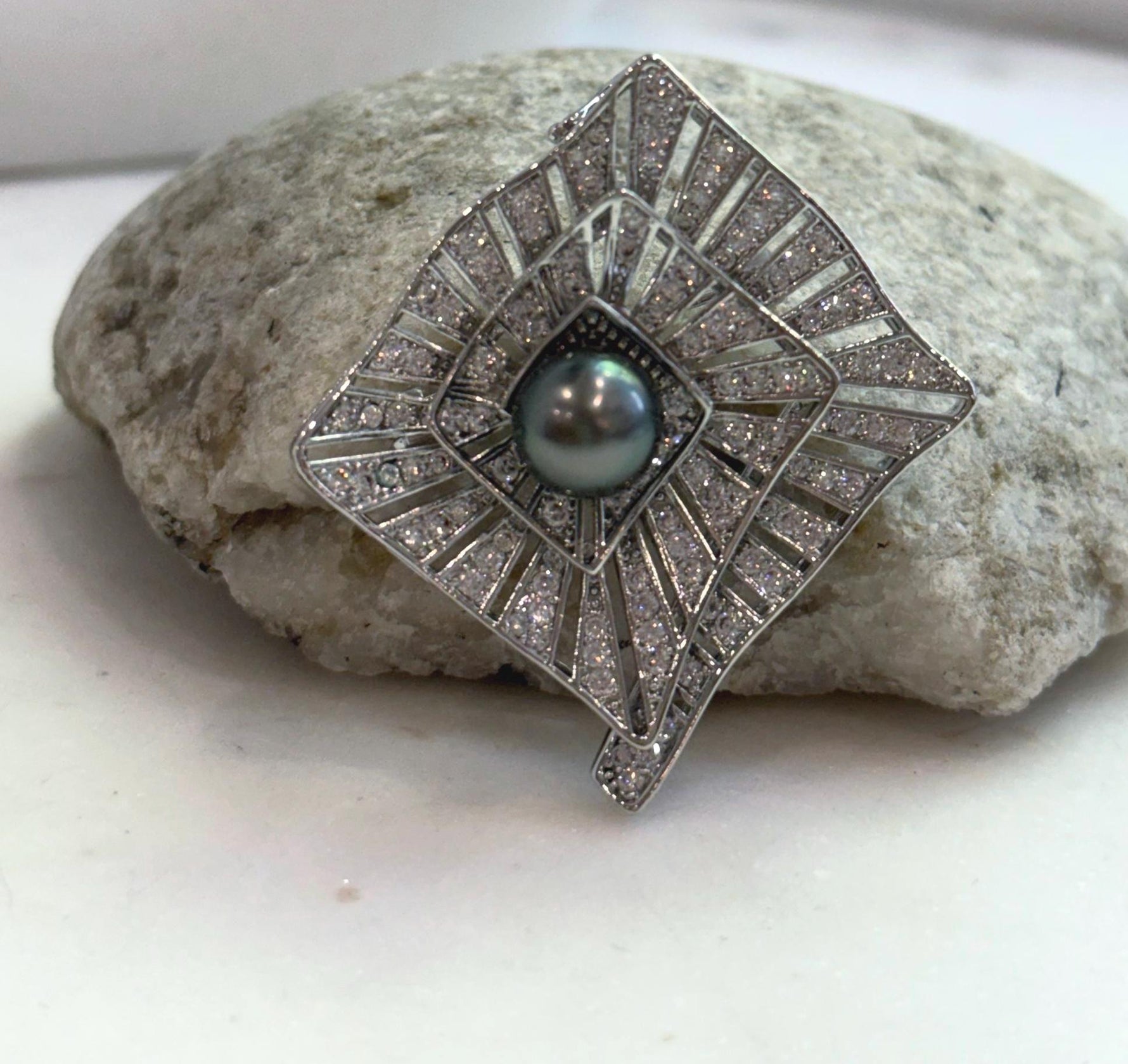 Elly’s peacock green Tahitian ocean Pearl Vintage Brooch Pendant 2in1: Extreme luster, 9.6mm, 3.5x3.8cm.