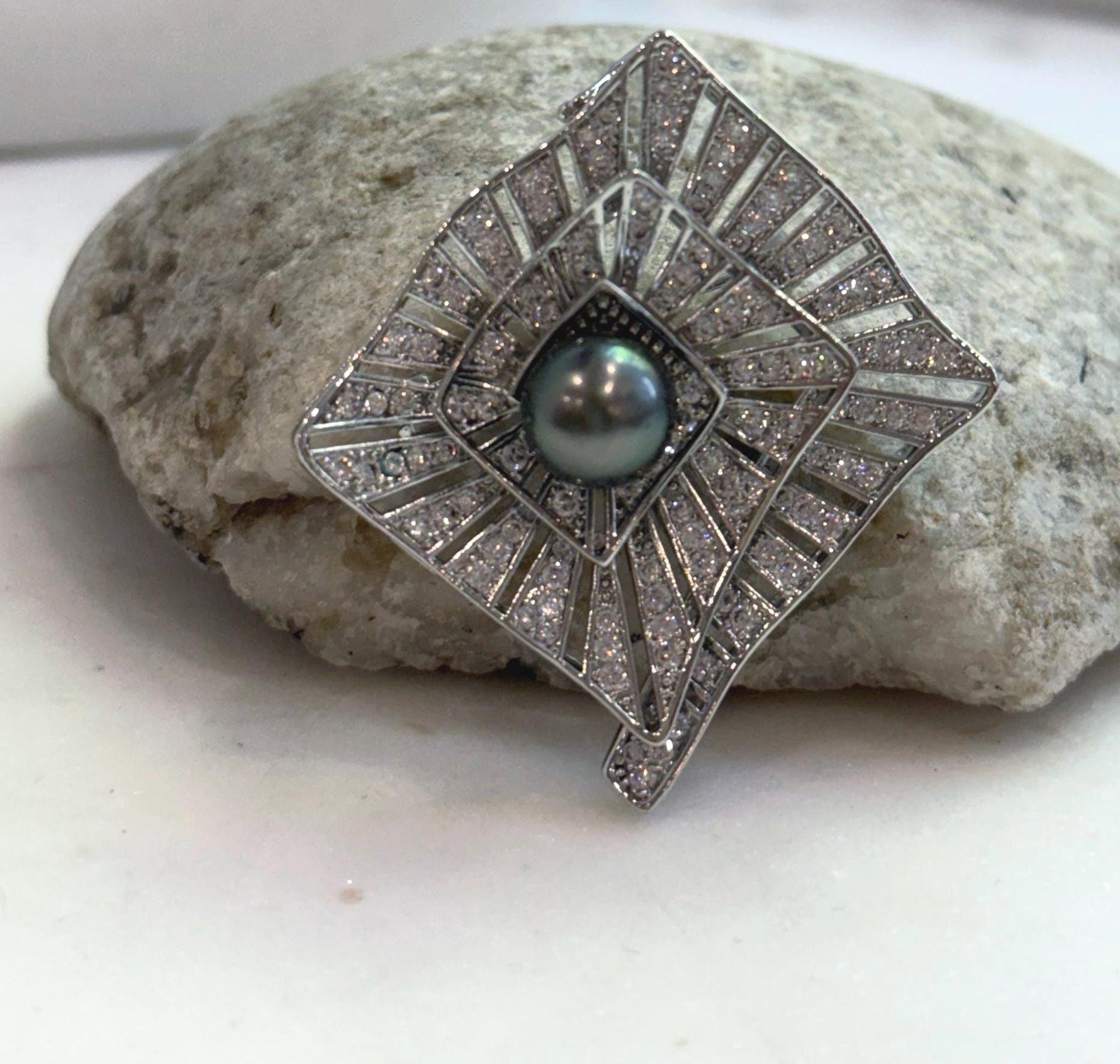 Elly’s peacock green Tahitian ocean Pearl Vintage Brooch Pendant 2in1: Extreme luster, 9.6mm, 3.5x3.8cm.