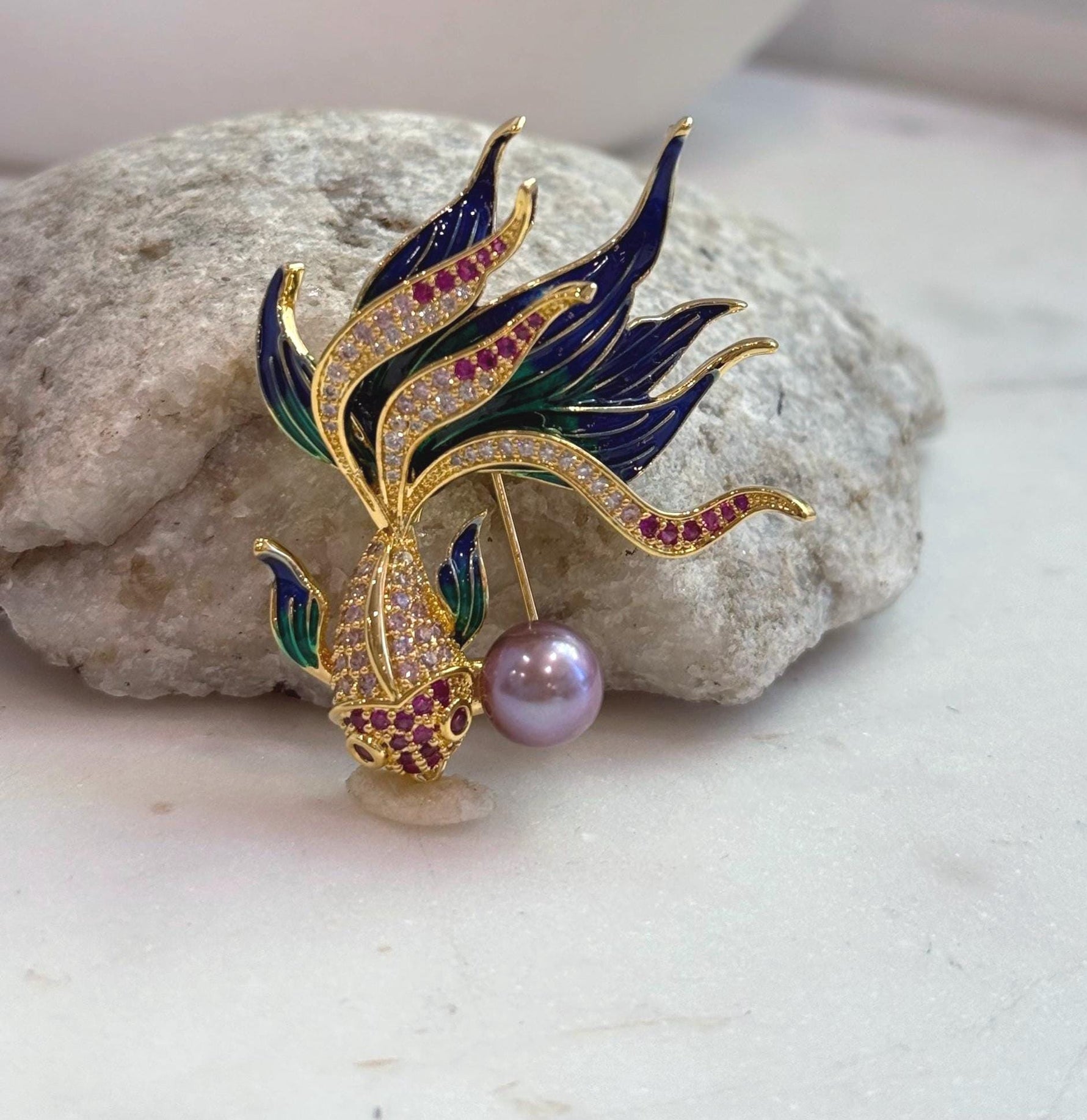 Elly’s Mauve Rose Pearl Goldfish Brooch pendant 2in1: Extreme luster mirrored, 9.6mm, 4x5cm, no chain.