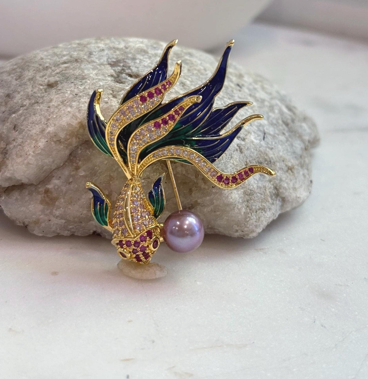 Elly’s Mauve Rose Pearl Goldfish Brooch pendant 2in1: Extreme luster mirrored, 9.6mm, 4x5cm, no chain.