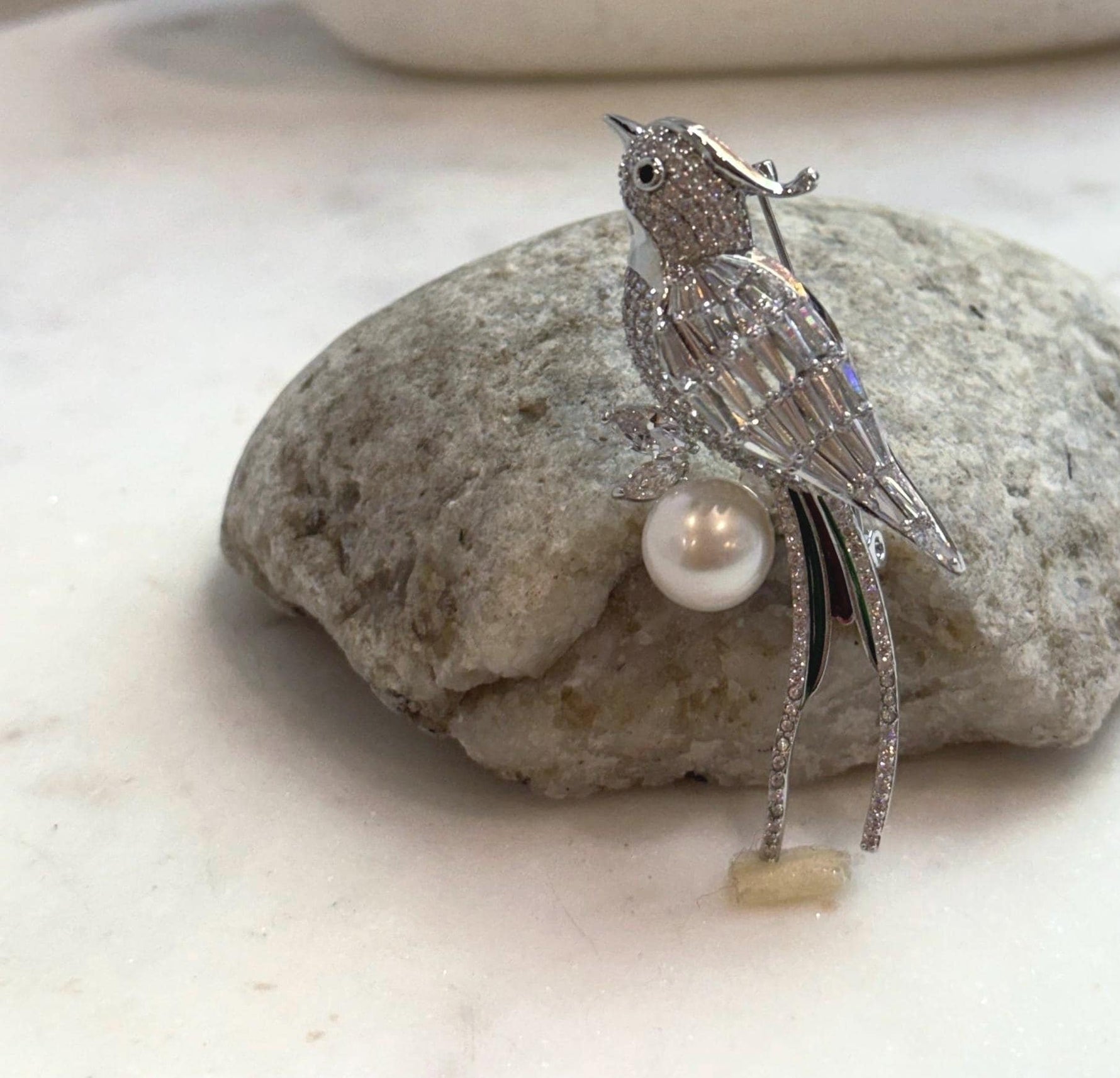 Elly’s Edison white Pearl Bird Brooch Pendant 2in1: Extreme luster mirrored, 11.2mm, 3x6.5cm