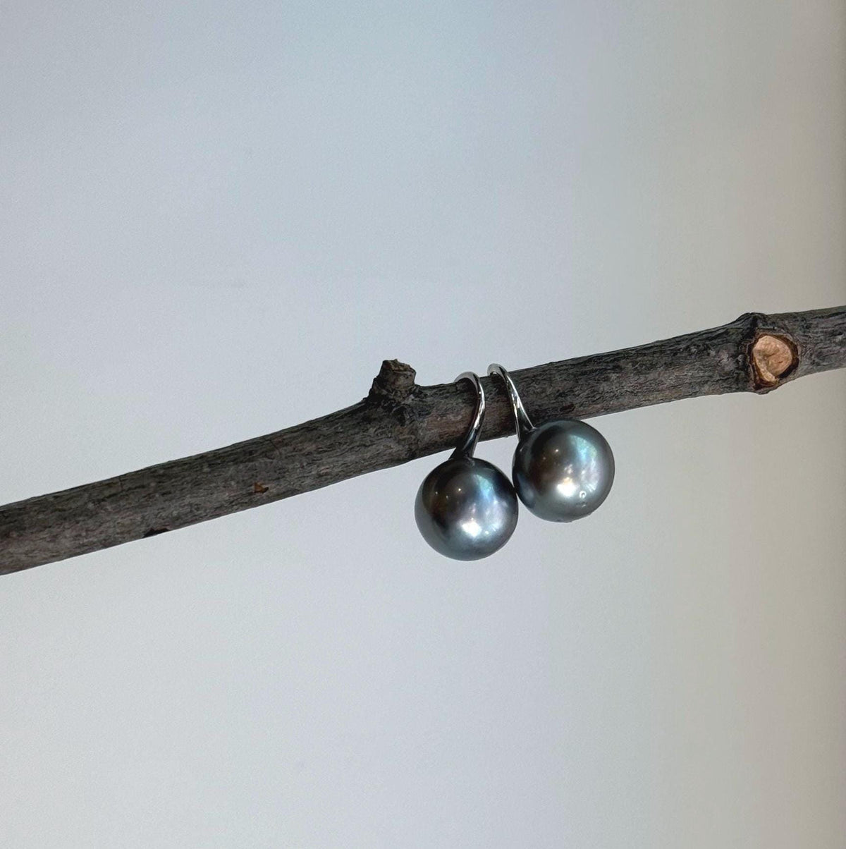 Elly’s 10.2mm Tahitian Silver Platinum ocean Pearls High Heel Earrings Hooks: Extreme luster Mirrored, 1.8cm high, S925 silver earrings.