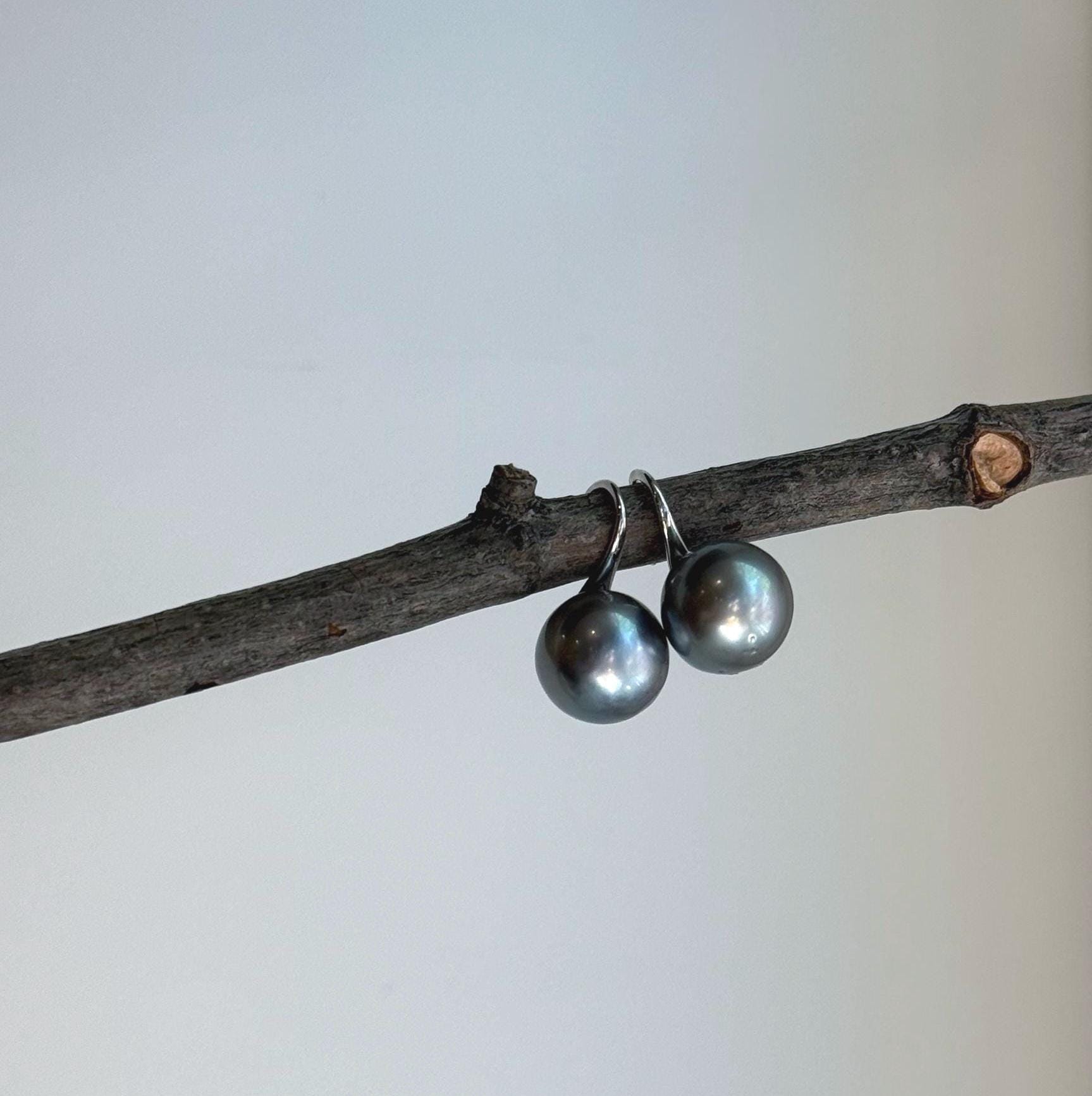 Elly’s 10.2mm Tahitian Silver Platinum ocean Pearls High Heel Earrings Hooks: Extreme luster Mirrored, 1.8cm high, S925 silver earrings.