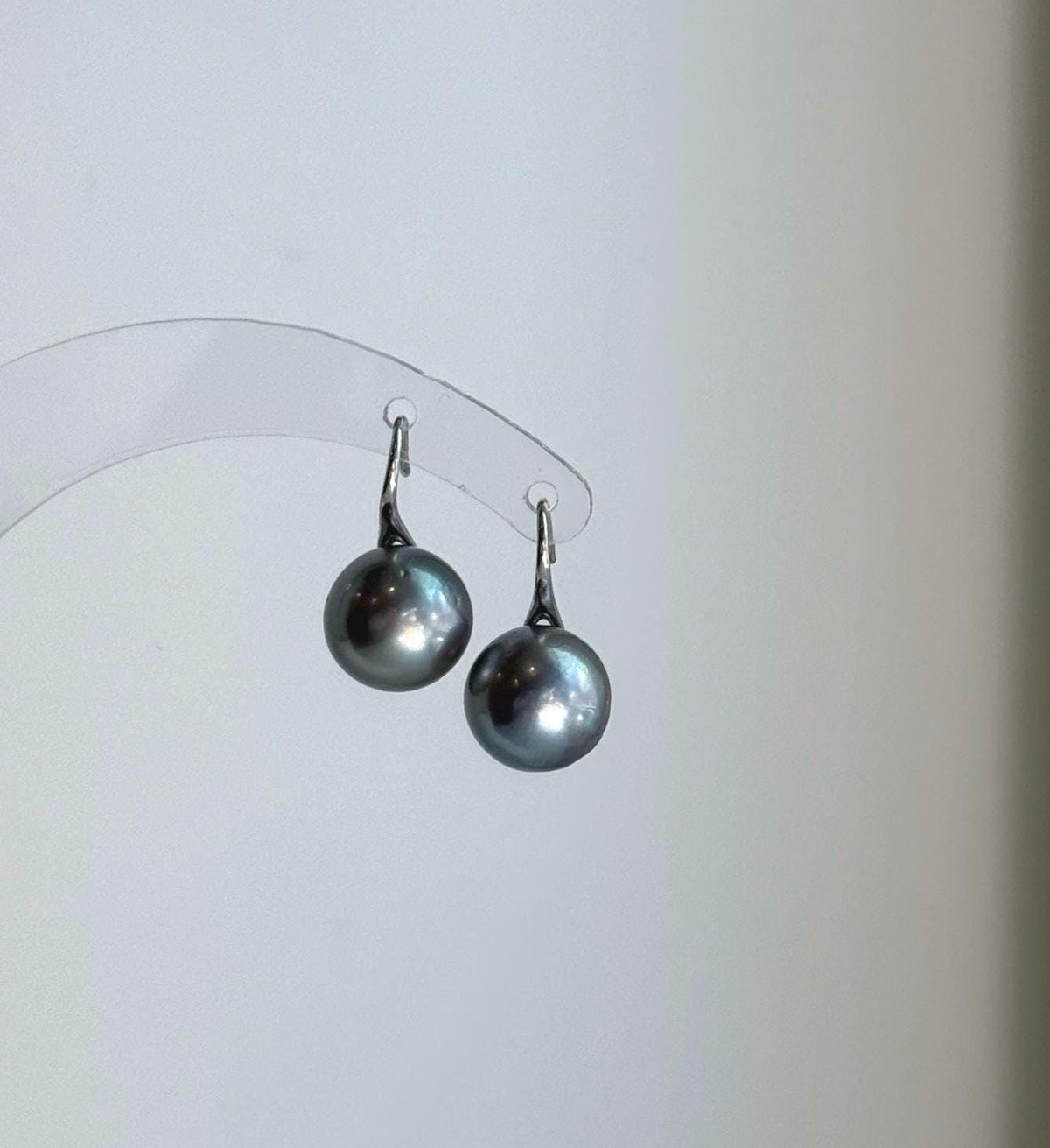 Elly’s 10.2mm Tahitian Silver Platinum ocean Pearls High Heel Earrings Hooks: Extreme luster Mirrored, 1.8cm high, S925 silver earrings.
