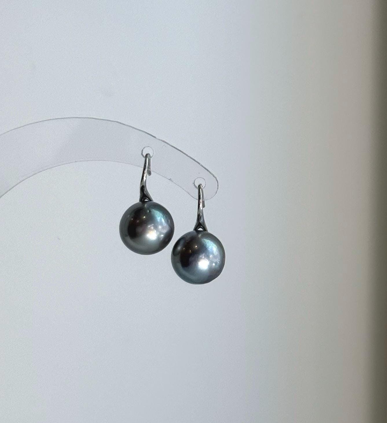 Elly’s 10.2mm Tahitian Silver Platinum ocean Pearls High Heel Earrings Hooks: Extreme luster Mirrored, 1.8cm high, S925 silver earrings.