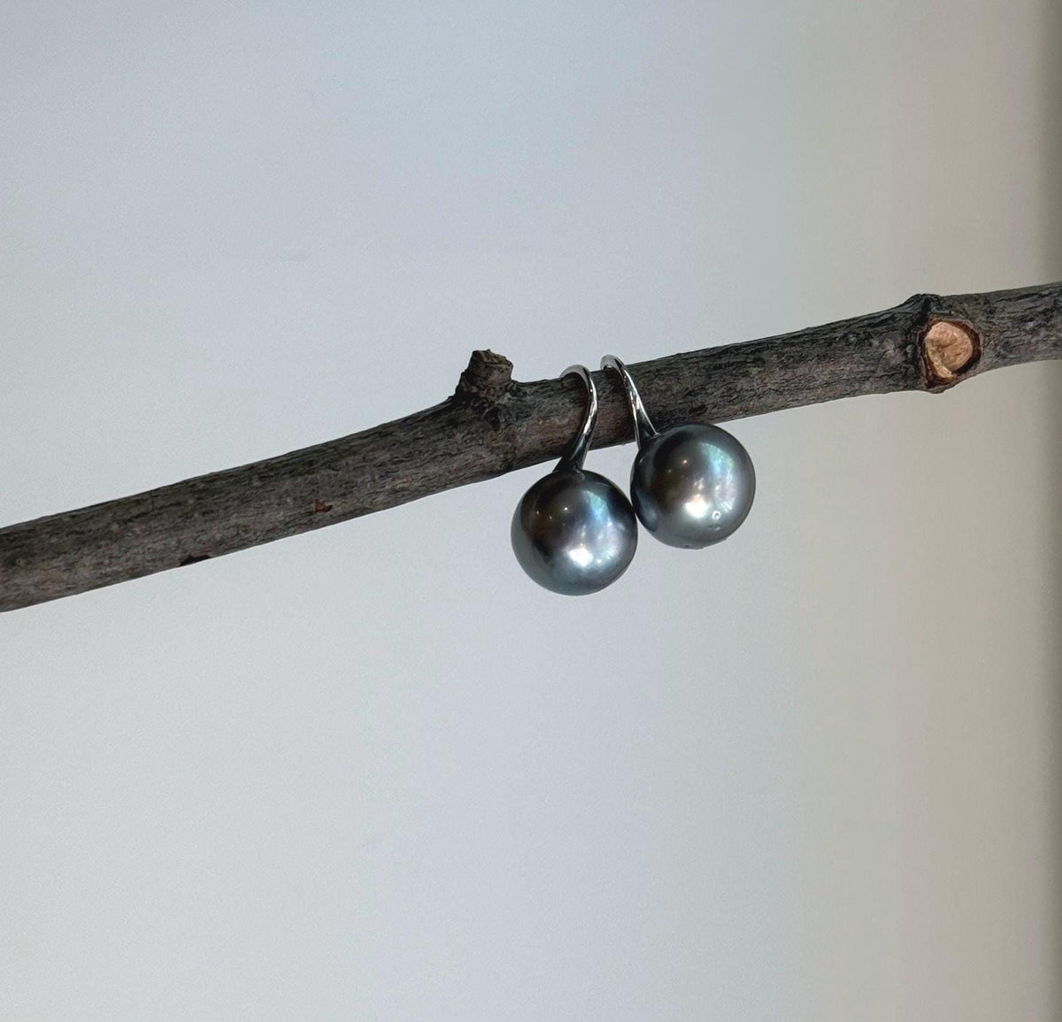 Elly’s 10.2mm Tahitian Silver Platinum ocean Pearls High Heel Earrings Hooks: Extreme luster Mirrored, 1.8cm high, S925 silver earrings.