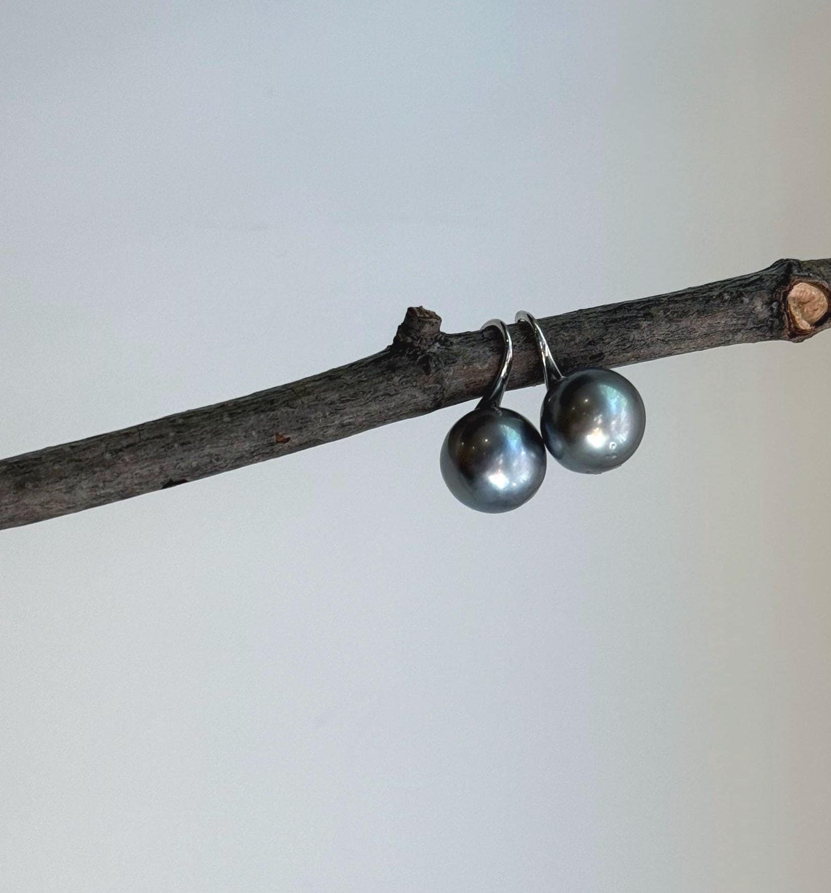 Elly’s 10.2mm Tahitian Silver Platinum ocean Pearls High Heel Earrings Hooks: Extreme luster Mirrored, 1.8cm high, S925 silver earrings.