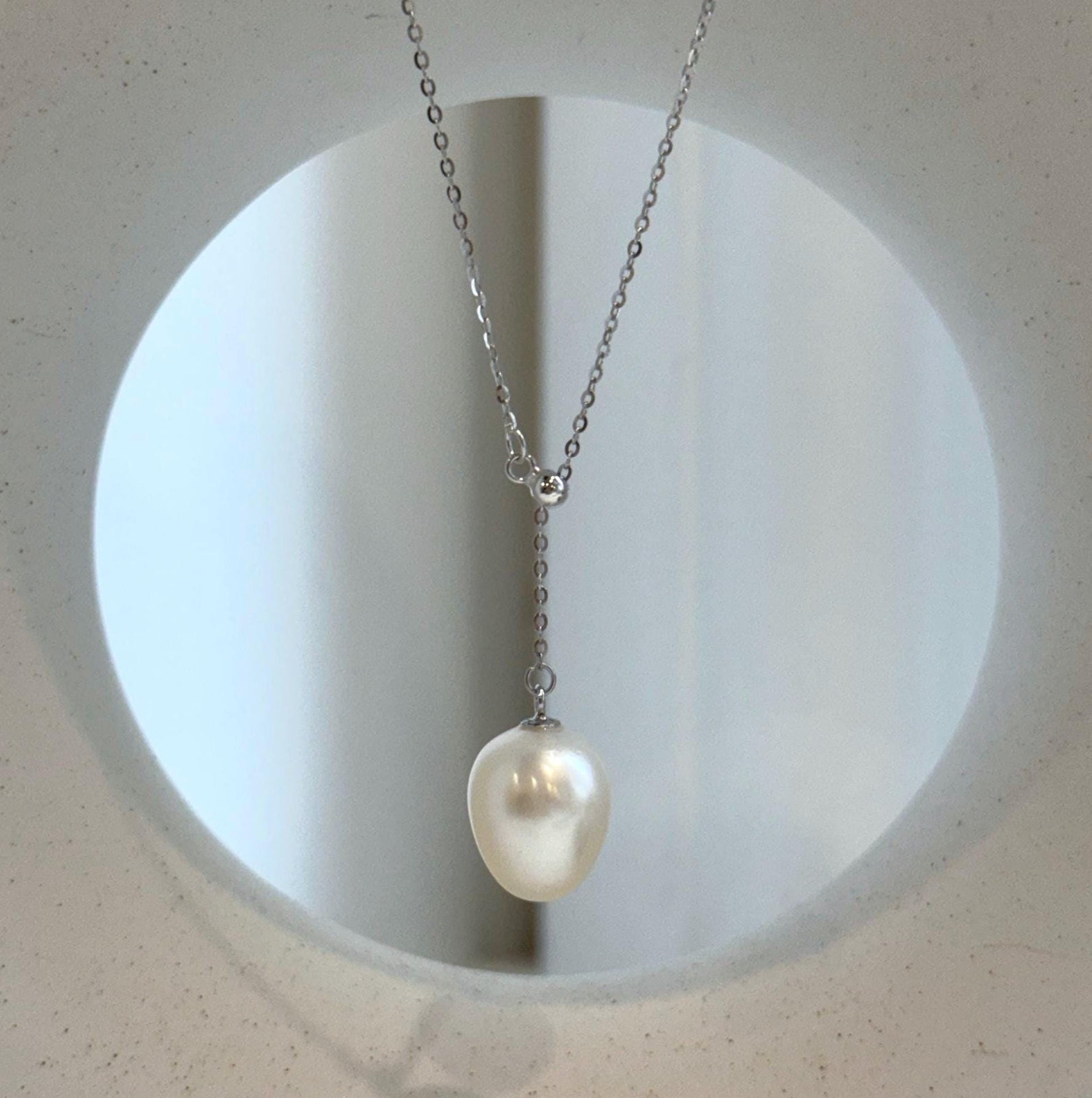 Elly’s 11.3x13.7mm South Sea White ocean pearl cool Pendant Y-Lariat Necklace Set: Extreme luster mirrored, light Gold. To 19.1“