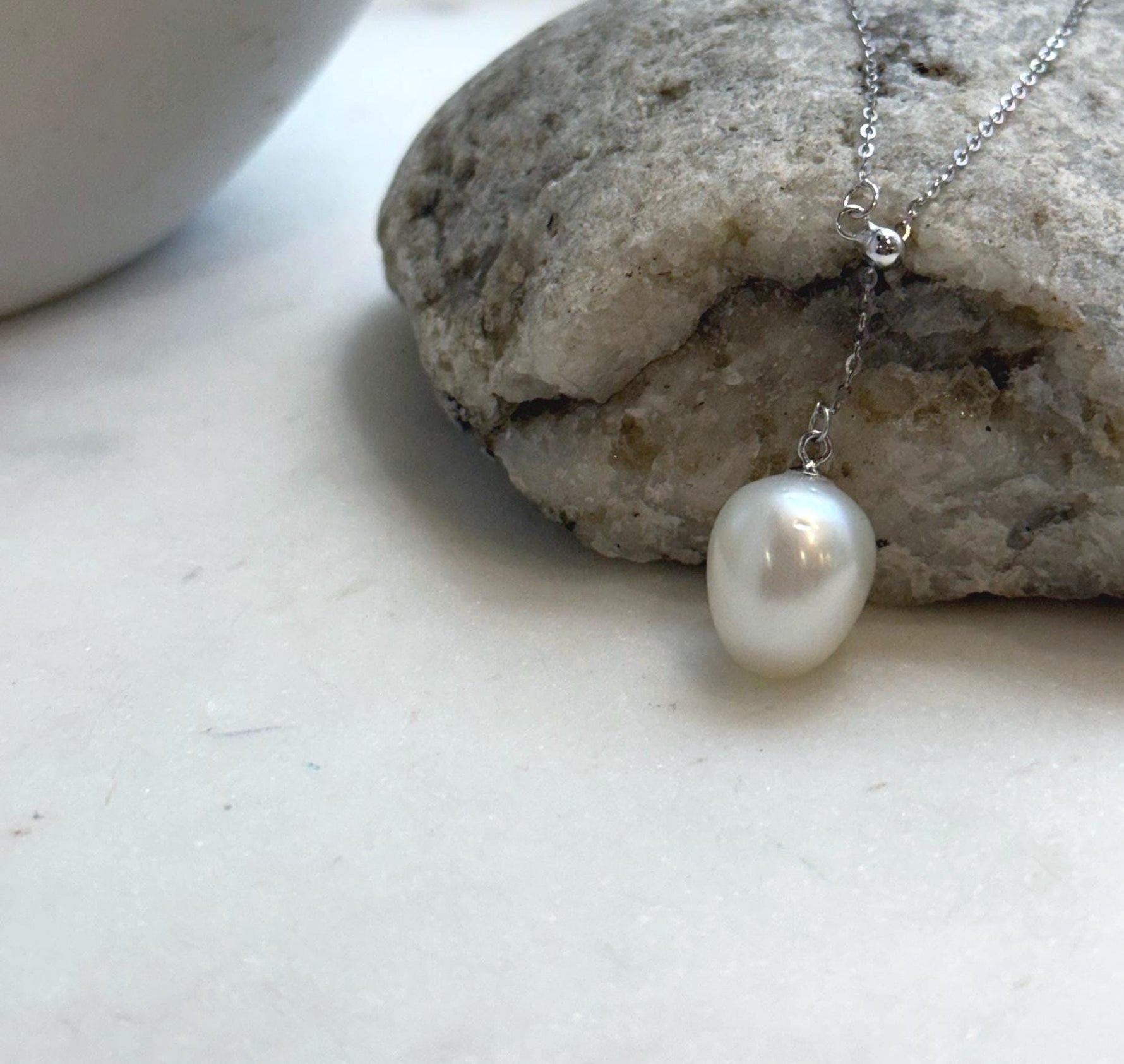 Elly’s 11.3x13.7mm South Sea White ocean pearl cool Pendant Y-Lariat Necklace Set: Extreme luster mirrored, light Gold. To 19.1“
