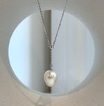 Elly’s 11.3x13.7mm South Sea White ocean pearl cool Pendant Y-Lariat Necklace Set: Extreme luster mirrored, light Gold. To 19.1“