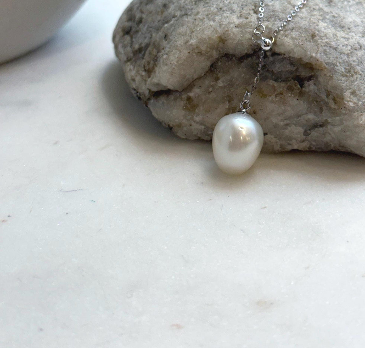 Elly’s 11.3x13.7mm South Sea White ocean pearl cool Pendant Y-Lariat Necklace Set: Extreme luster mirrored, light Gold. To 19.1“
