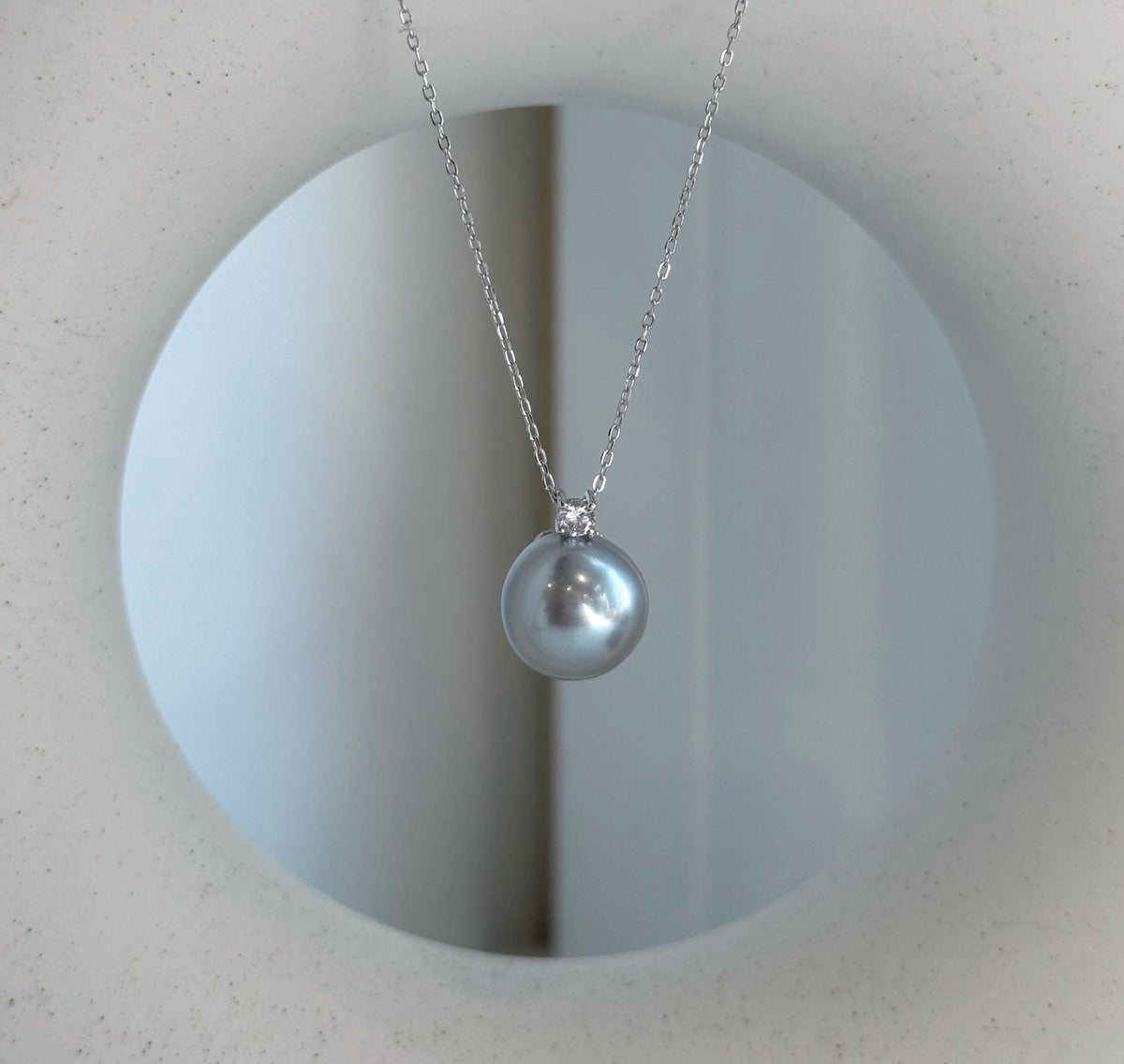 Elly’s 11.8mm Au750 18K Gold Genius Tahitian silver gray Ocean Pearl Pendant: Extreme luster mirrored, 1.5cm high, 18K real gold pendant.