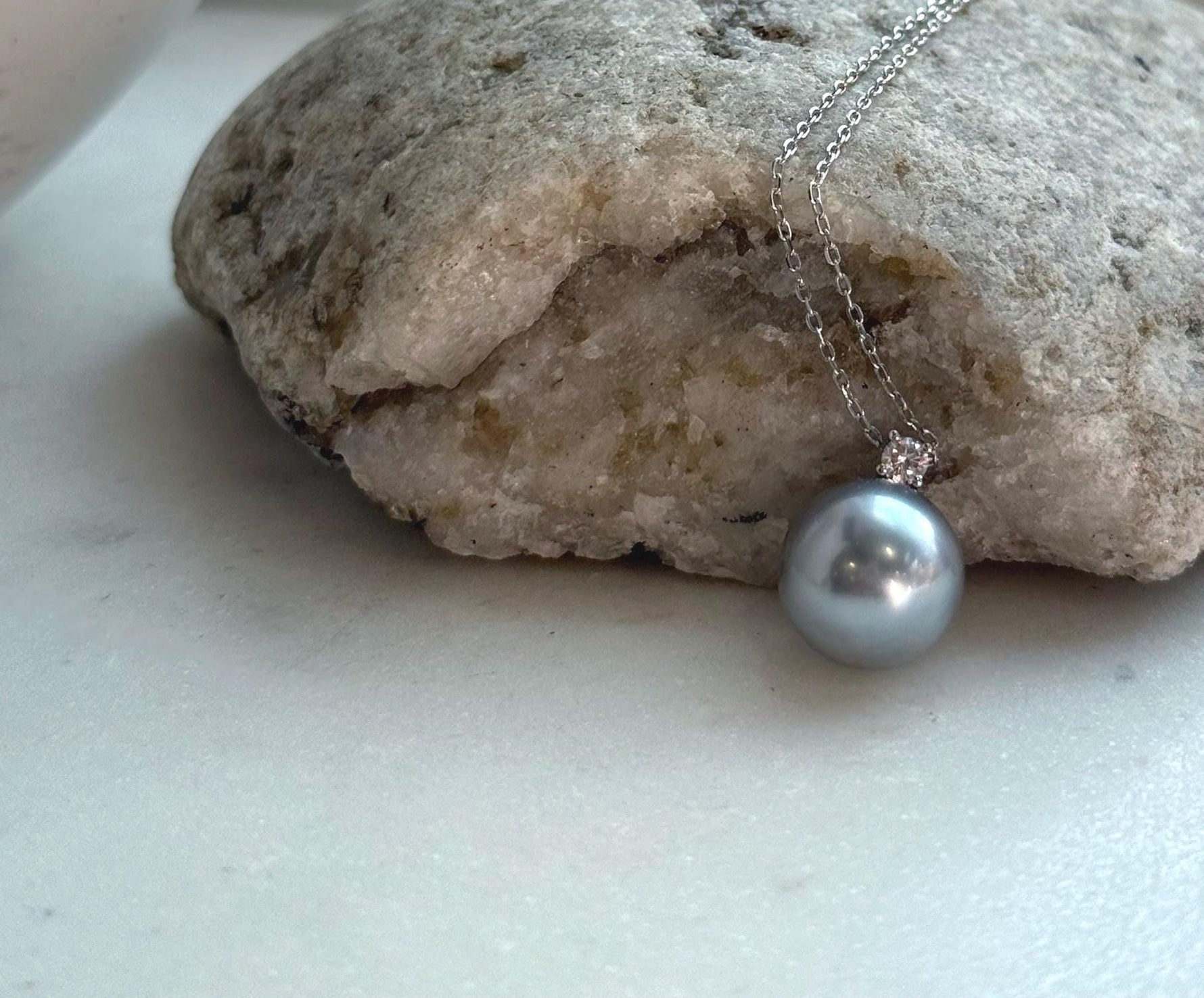 Elly’s 11.8mm Au750 18K Gold Genius Tahitian silver gray Ocean Pearl Pendant: Extreme luster mirrored, 1.5cm high, 18K real gold pendant.