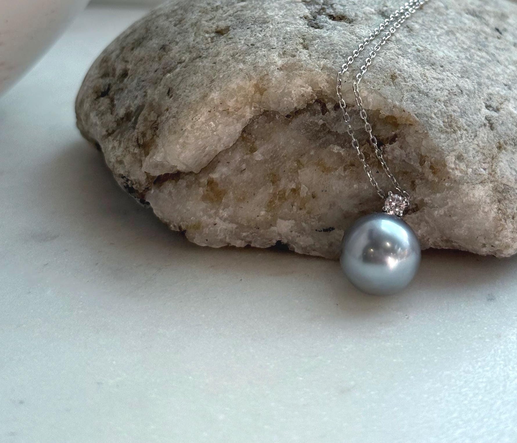 Elly’s 11.8mm Au750 18K Gold Genius Tahitian silver gray Ocean Pearl Pendant: Extreme luster mirrored, 1.5cm high, 18K real gold pendant.
